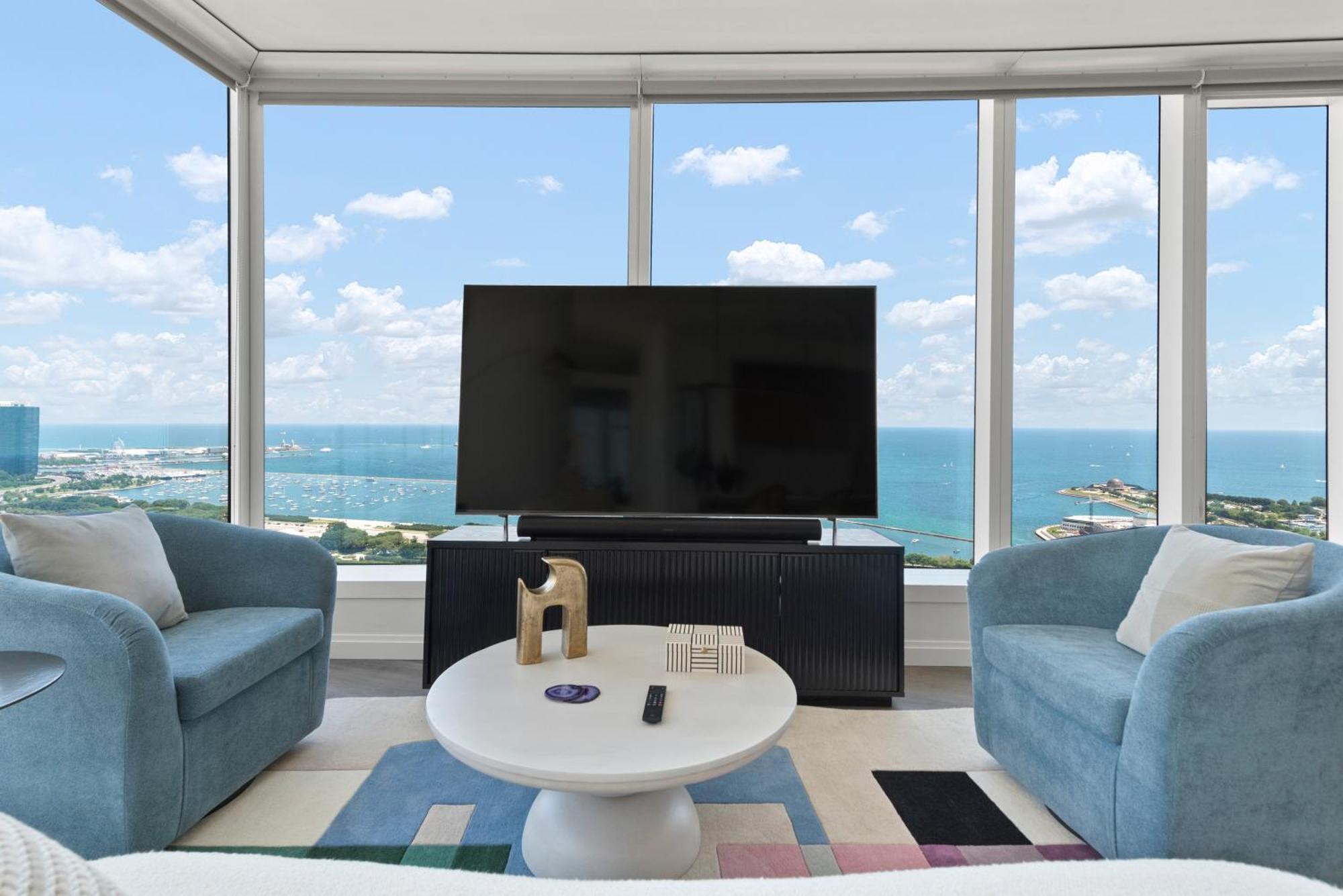 Lux Apts With Views And Amenities Apartment Chicago