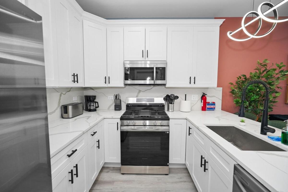 Cozy 3br Retreat Sleeps 8 With Free Parking Near Of Illinois Chicago, Medical District & West Loop