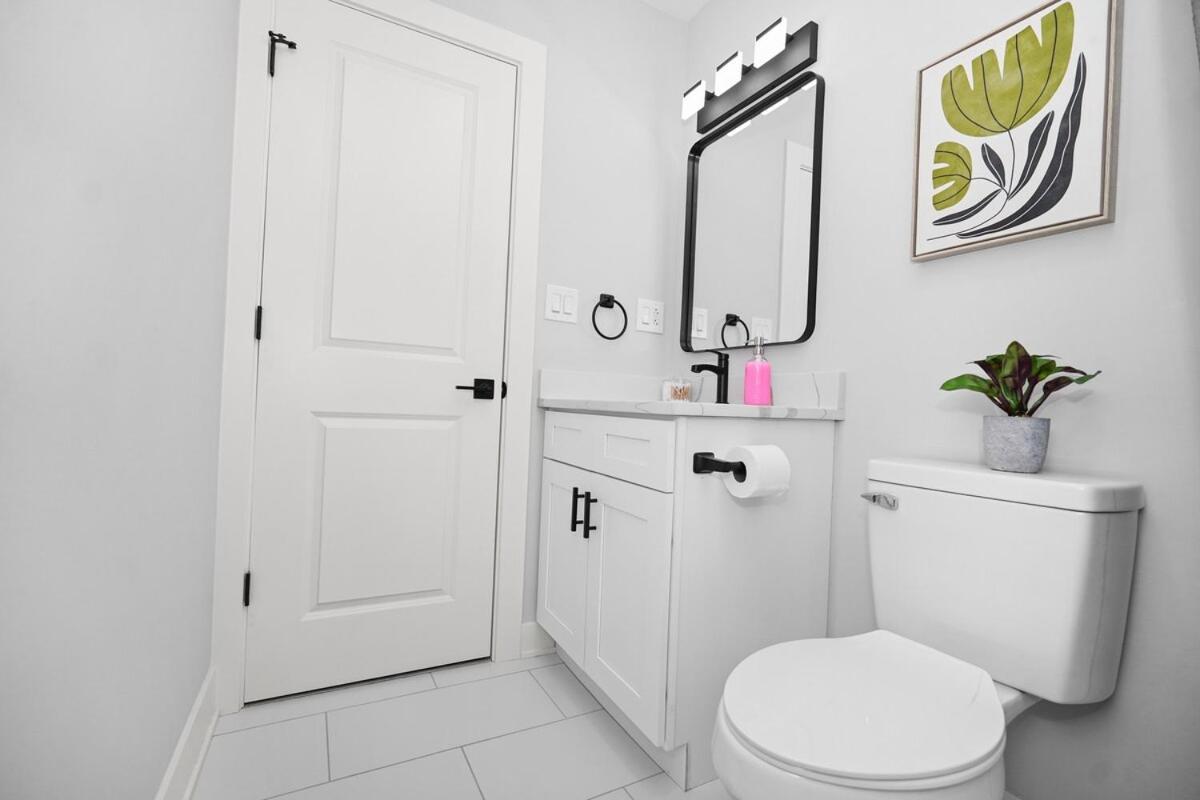 Cozy 3br Retreat Sleeps 8 With Free Parking Near Of Illinois Chicago, Medical District & West Loop Chicago