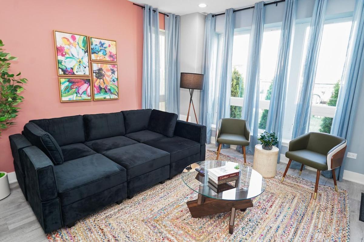 Cozy 3br Retreat Sleeps 8 With Free Parking Near Of Illinois Chicago, Medical District & West Loop Chicago