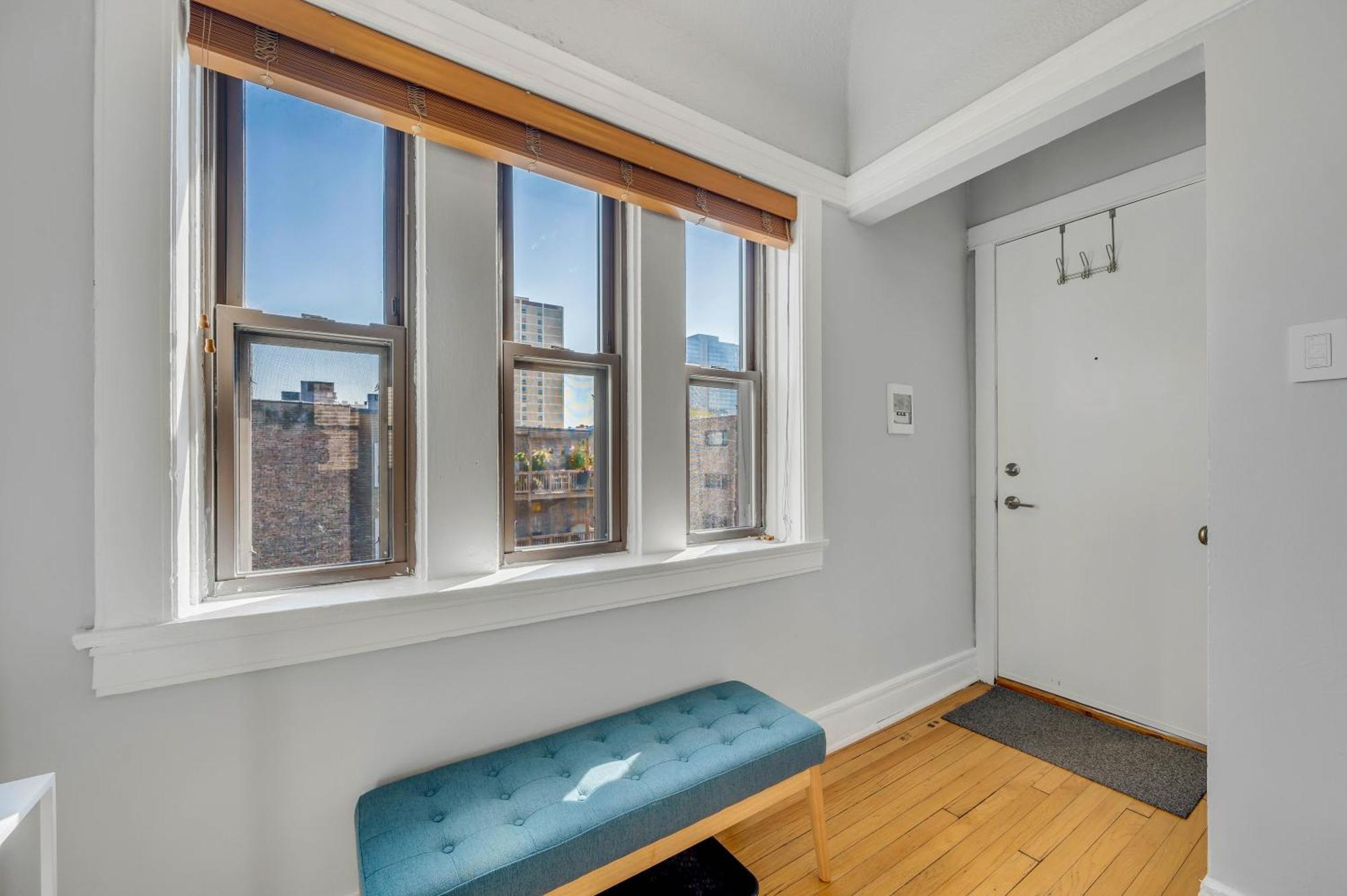 Steps To The Lakefront! Uptown Beauty Is Everything Need For A Perfect Getaway * Chicago