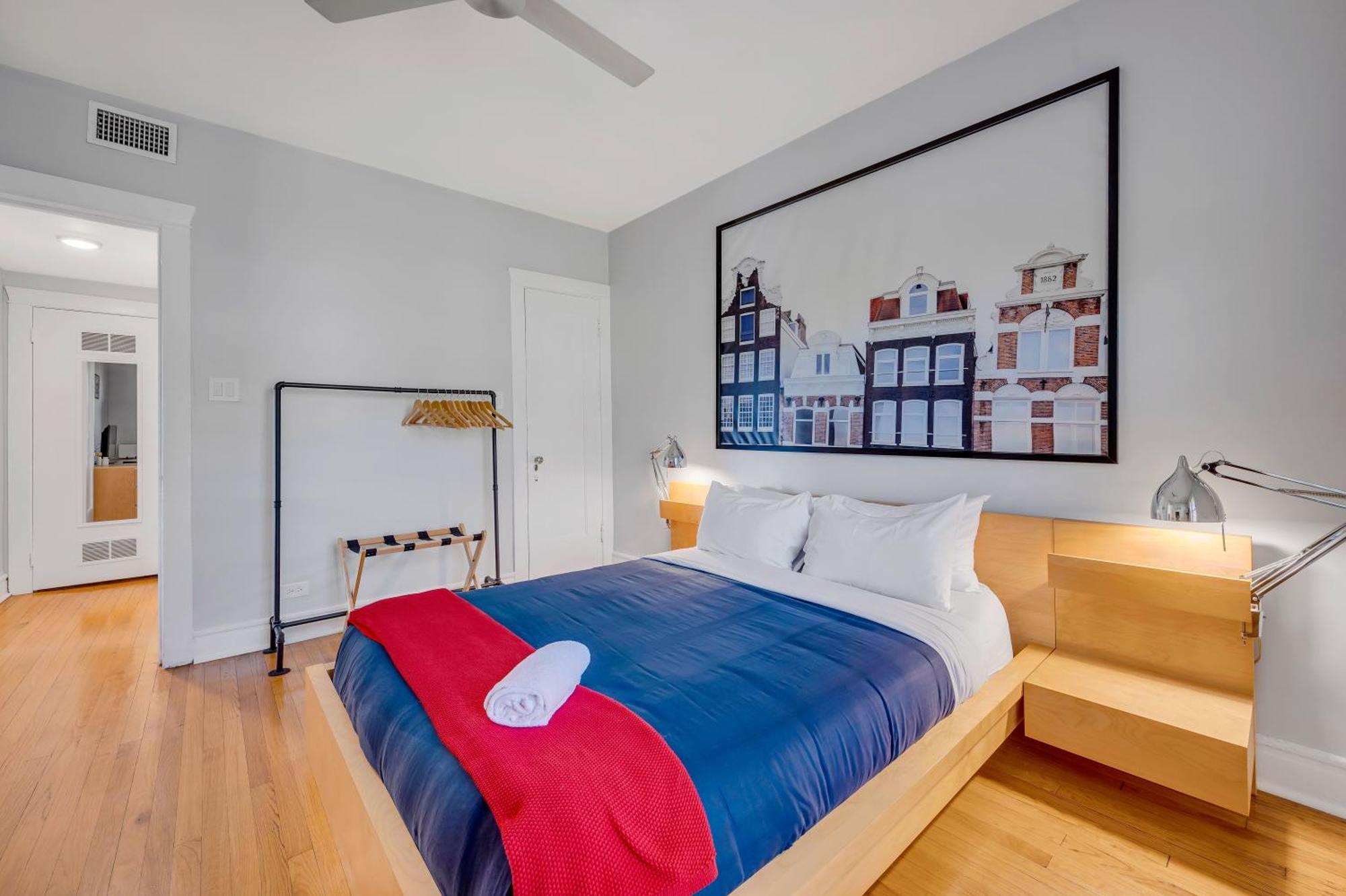 Steps To The Lakefront! Uptown Beauty Is Everything Need For A Perfect Getaway Chicago