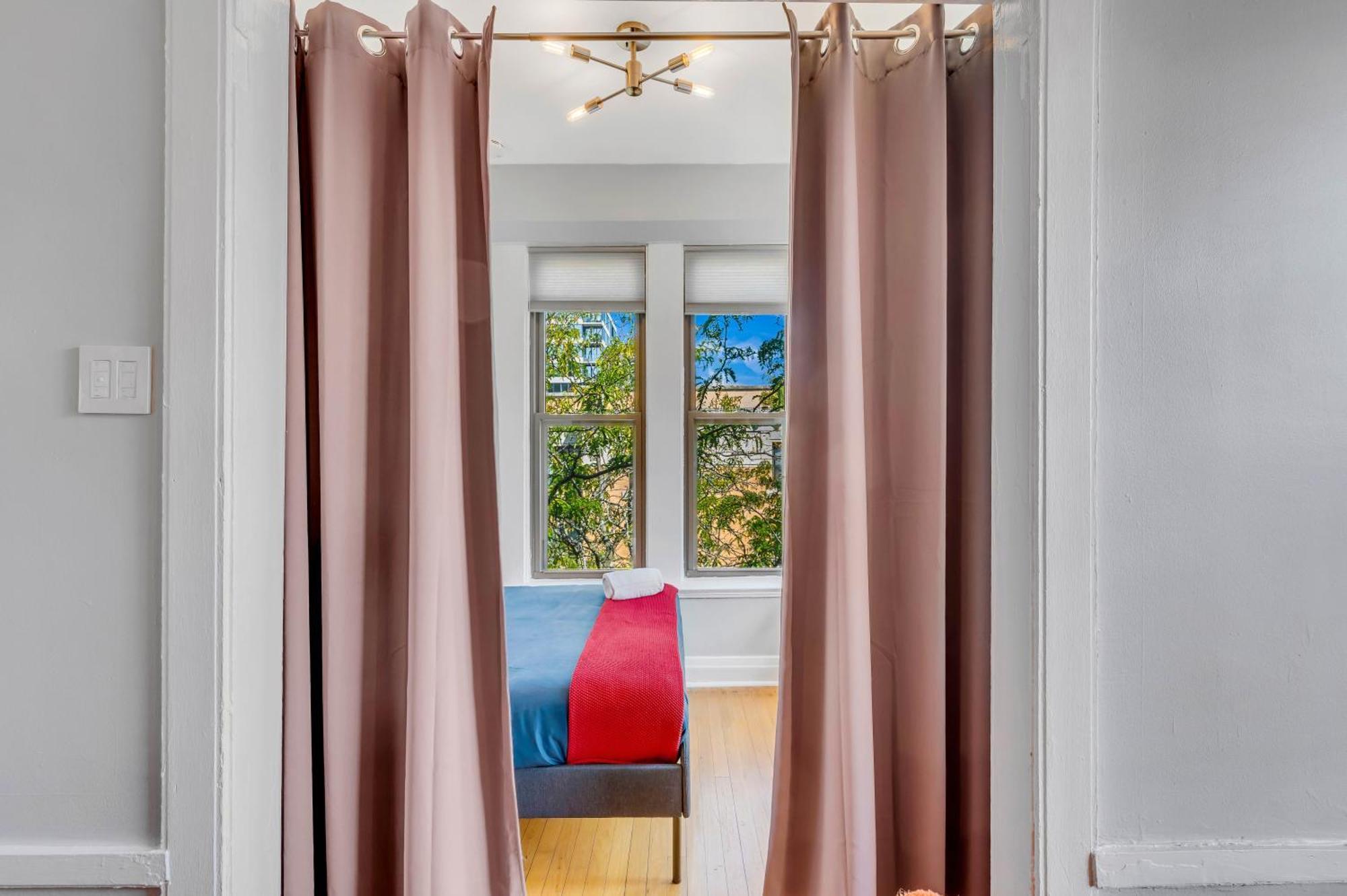 Steps To The Lakefront! Uptown Beauty Is Everything Need For A Perfect Getaway * Chicago