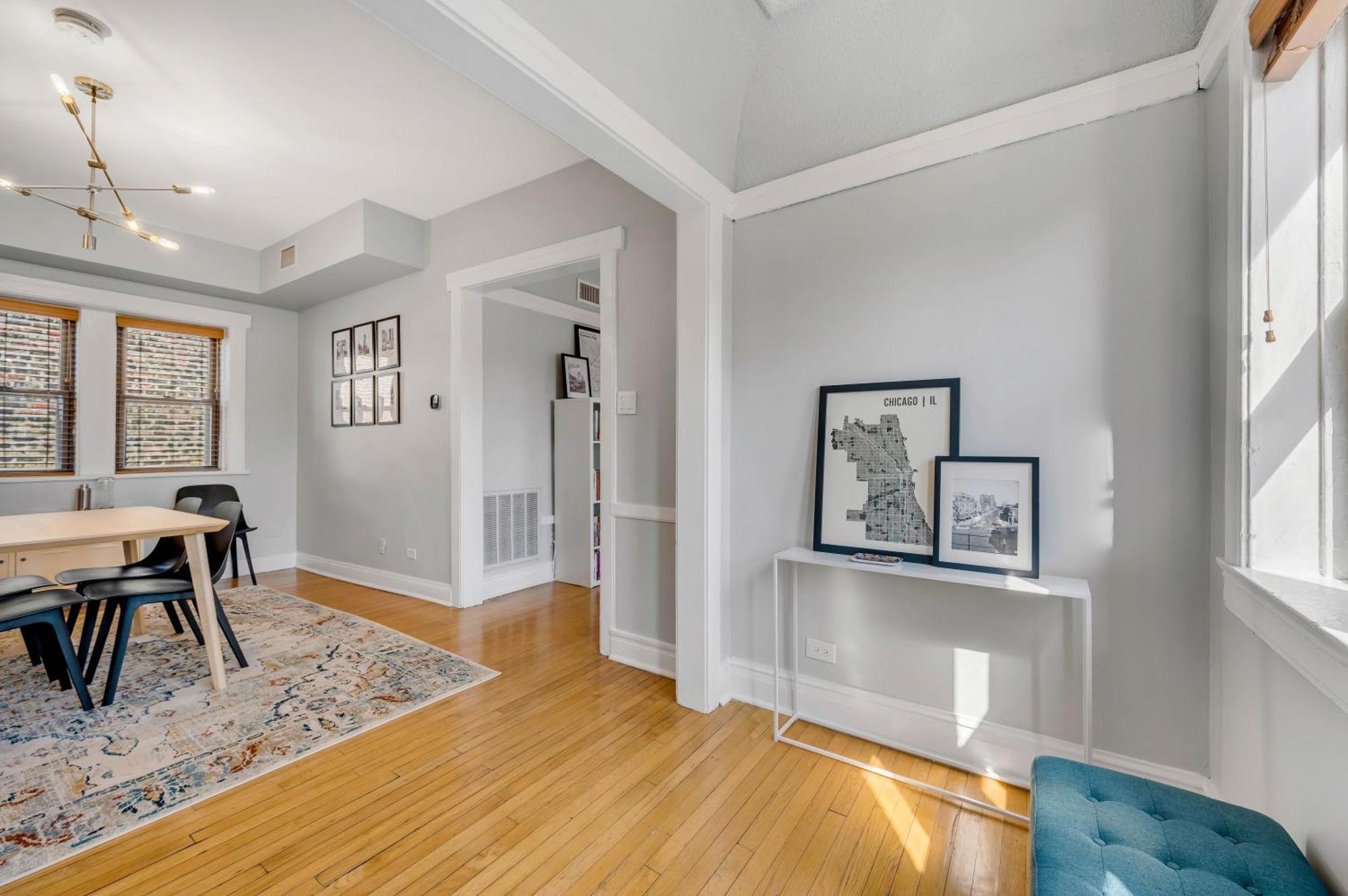 Steps To The Lakefront! Uptown Beauty Is Everything Need For A Perfect Getaway Apartment Chicago