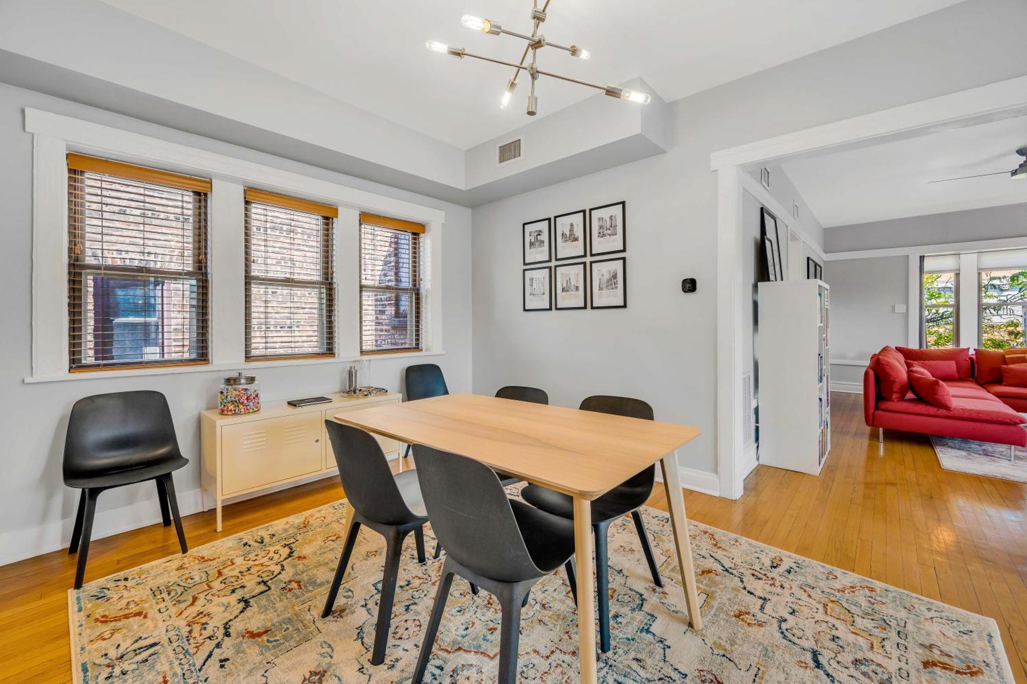 Steps To The Lakefront! Uptown Beauty Is Everything Need For A Perfect Getaway Chicago