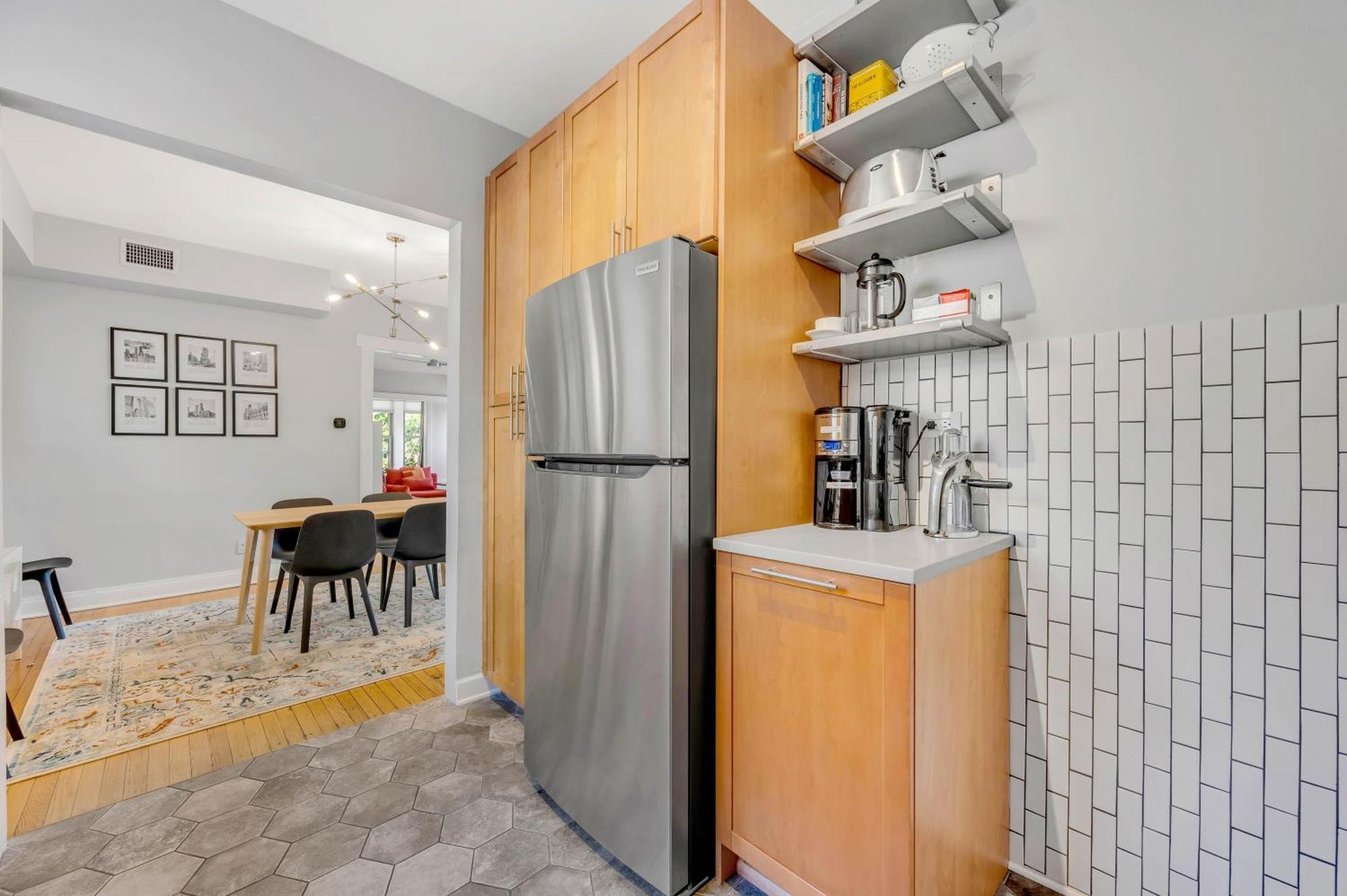 Apartment Steps To The Lakefront! Uptown Beauty Is Everything Need For A Perfect Getaway *