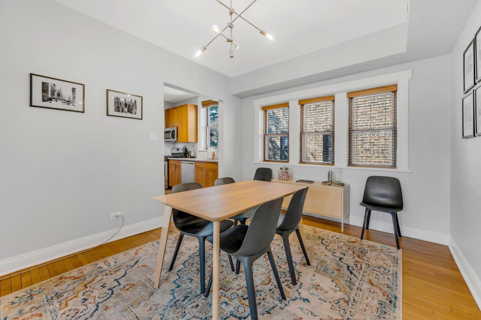 Steps To The Lakefront! Uptown Beauty Is Everything Need For A Perfect Getaway Apartment