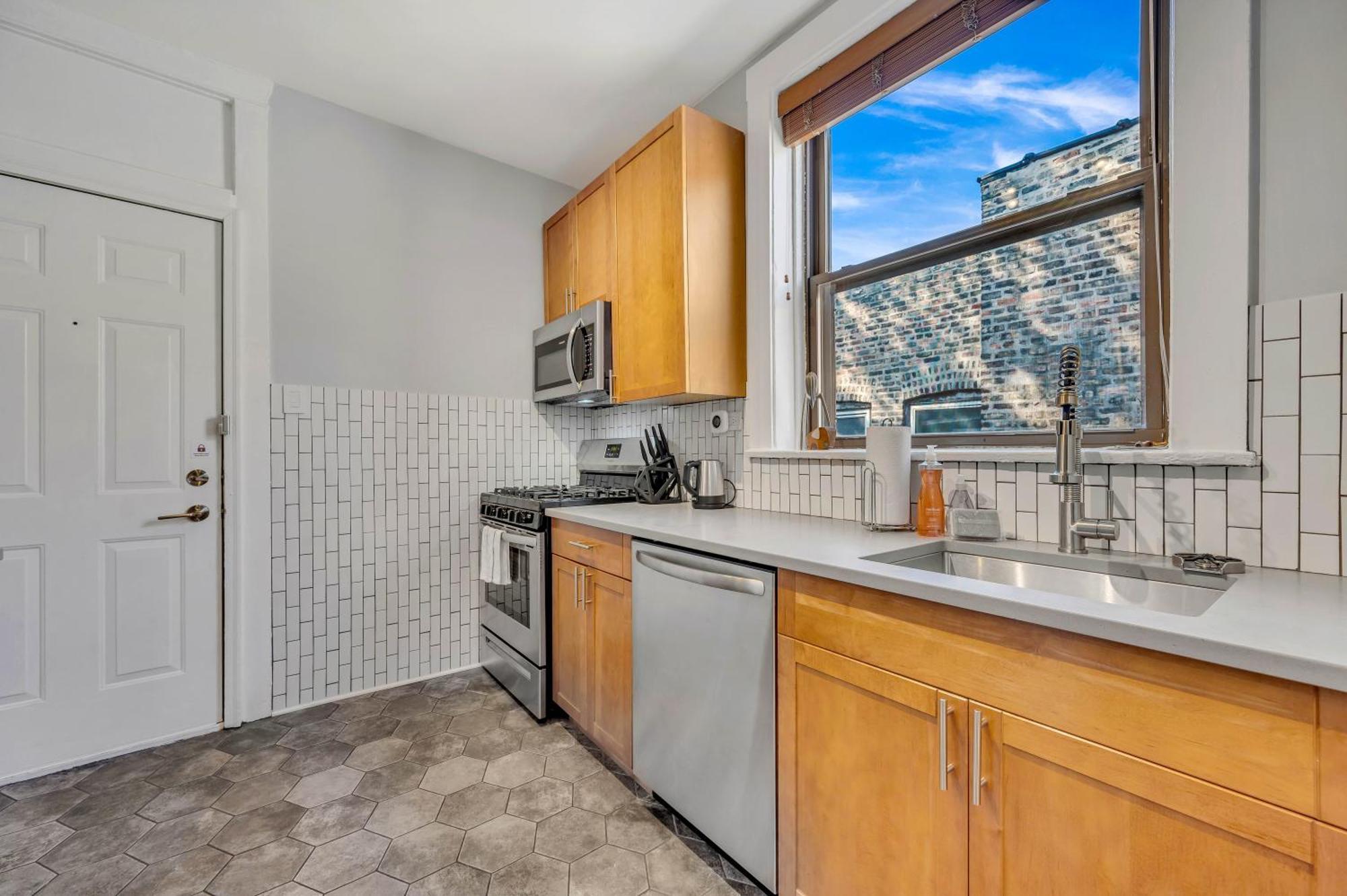 Steps To The Lakefront! Uptown Beauty Is Everything Need For A Perfect Getaway Chicago