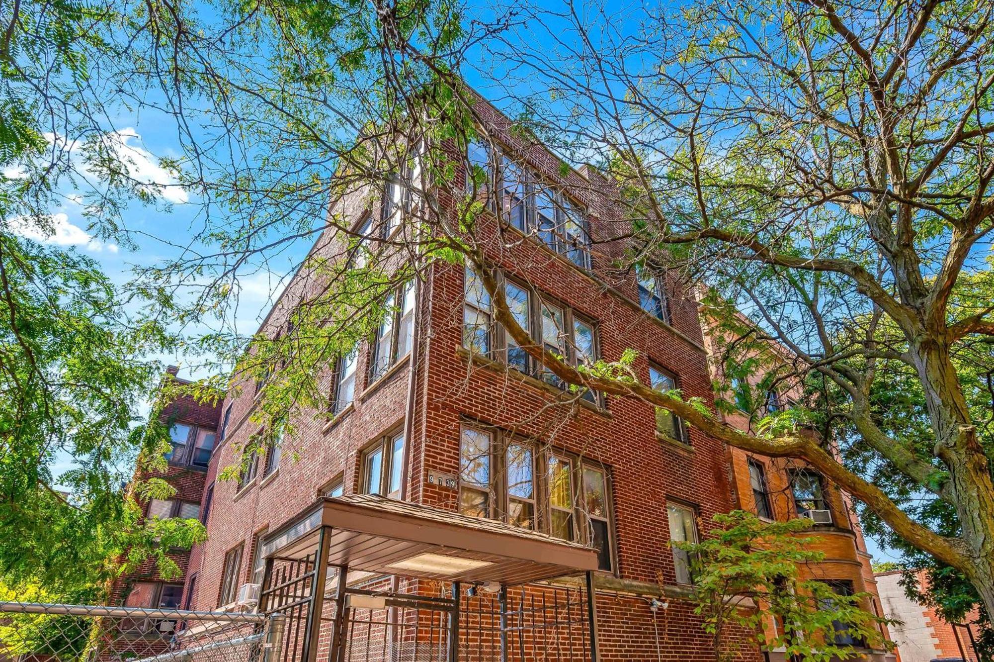 Apartment Steps To The Lakefront! Uptown Beauty Is Everything Need For A Perfect Getaway