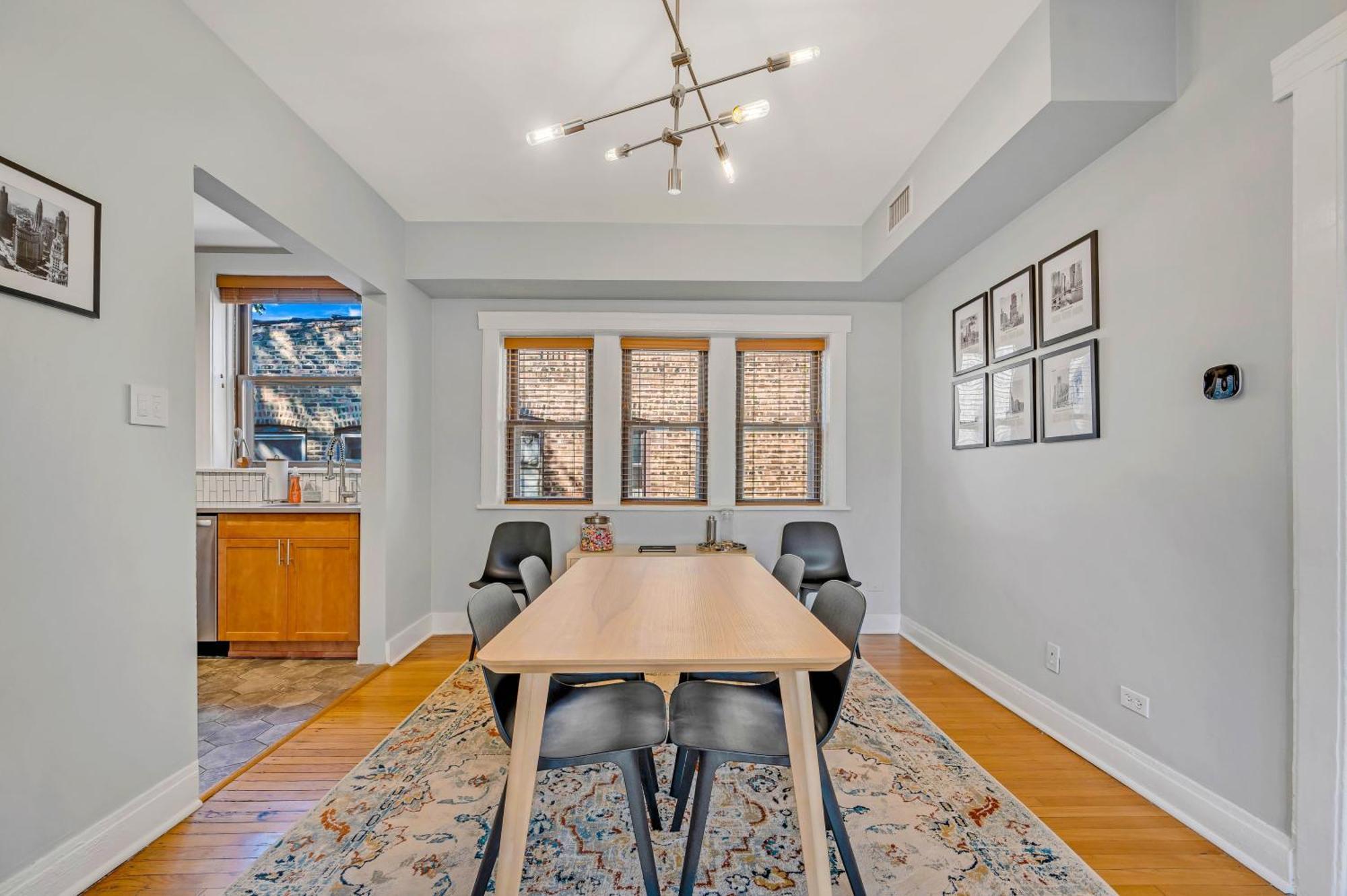 Steps To The Lakefront! Uptown Beauty Is Everything Need For A Perfect Getaway Apartment *