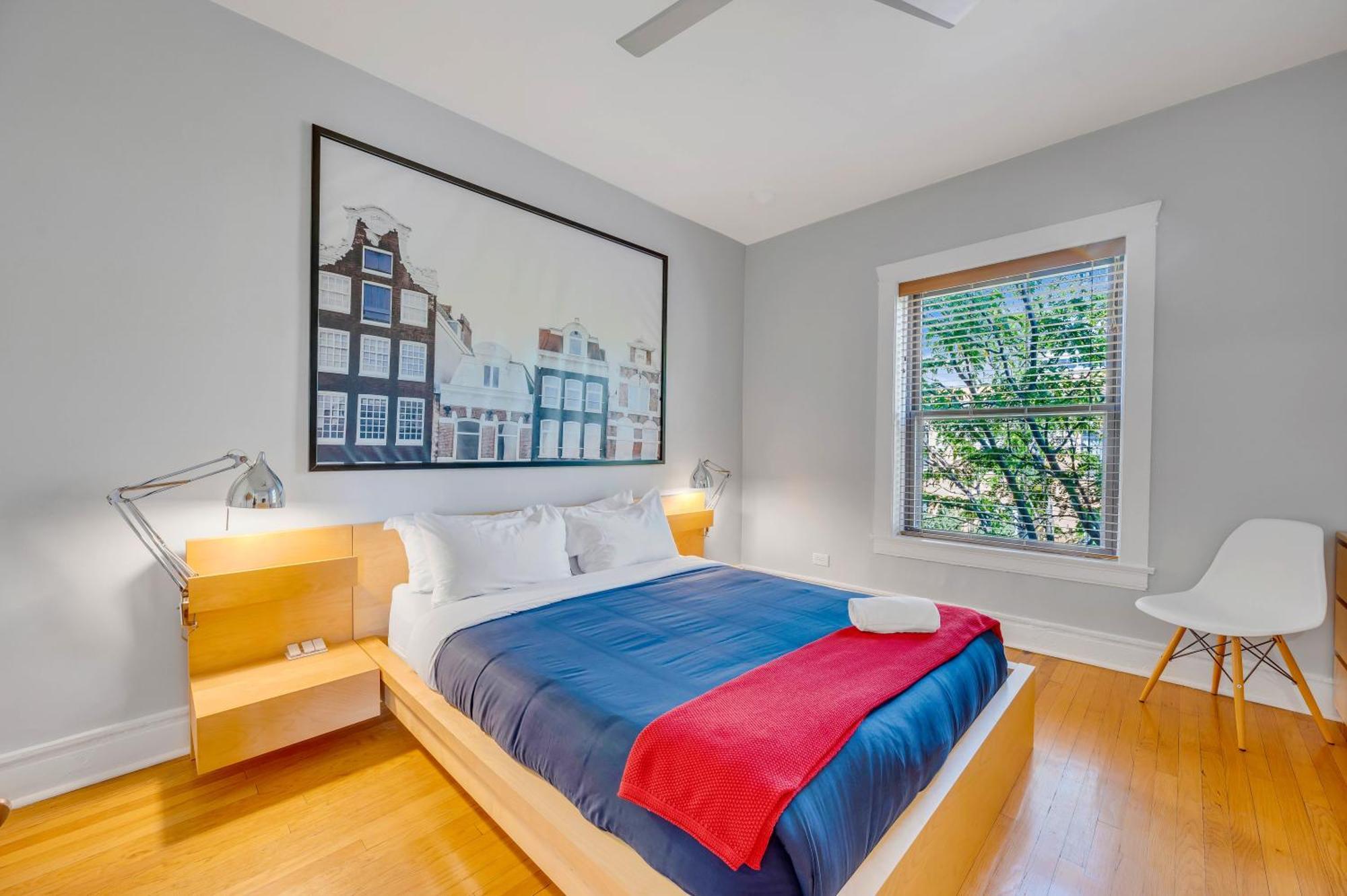 Steps To The Lakefront! Uptown Beauty Is Everything Need For A Perfect Getaway * Chicago