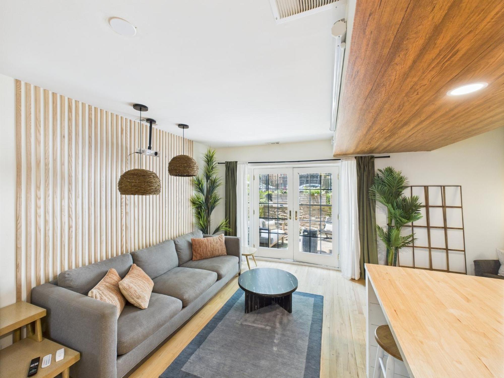 Charming Getaway With Patio Chicago