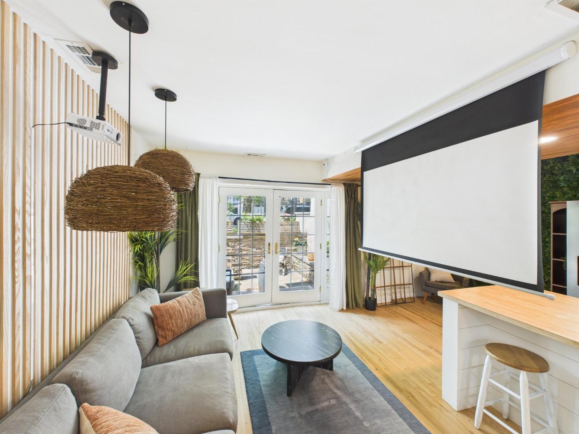 Charming Getaway With Patio Apartment Chicago