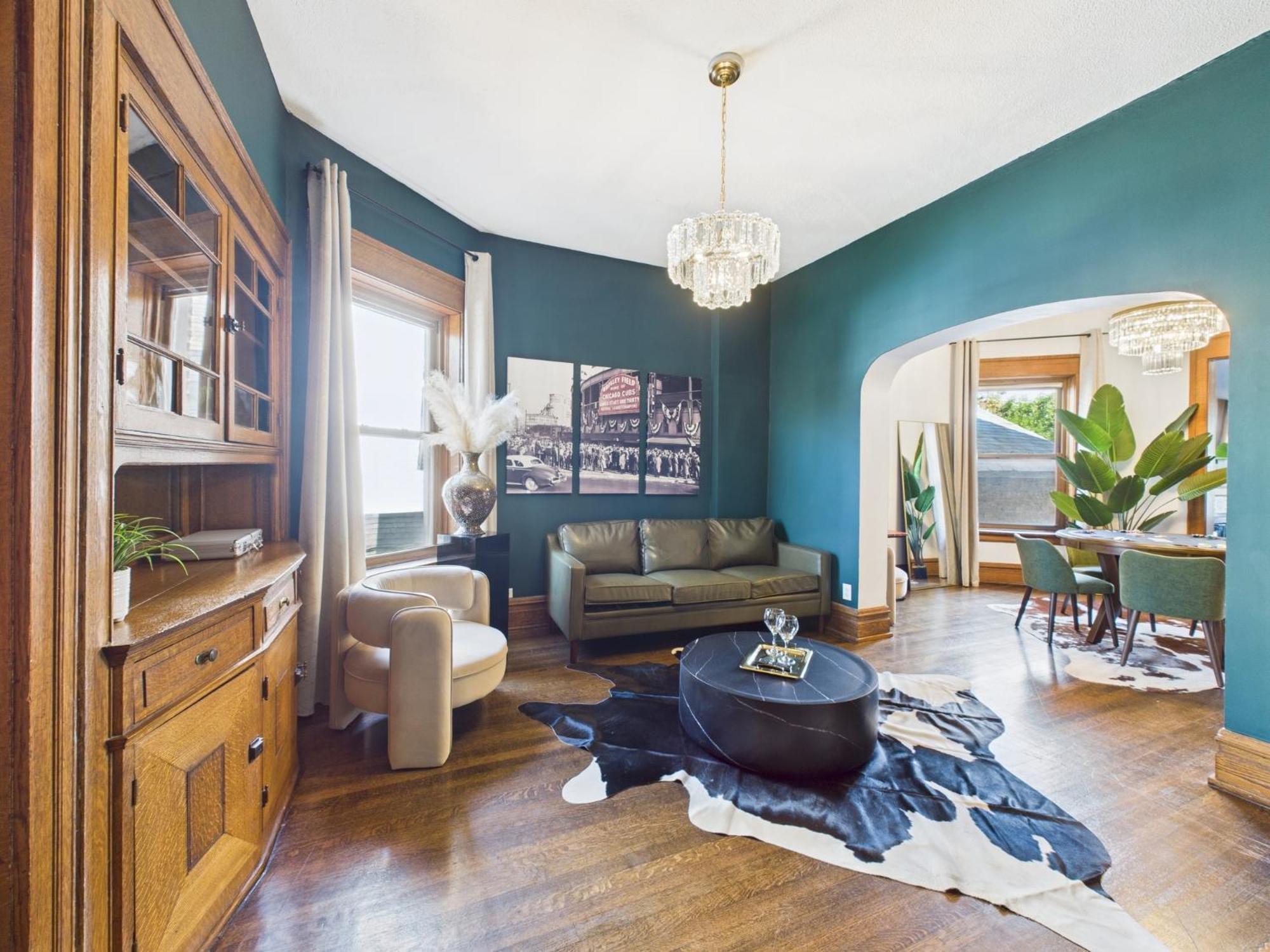 Wrigleyville Gem With Hidden Bar & Vintage Charm Chicago