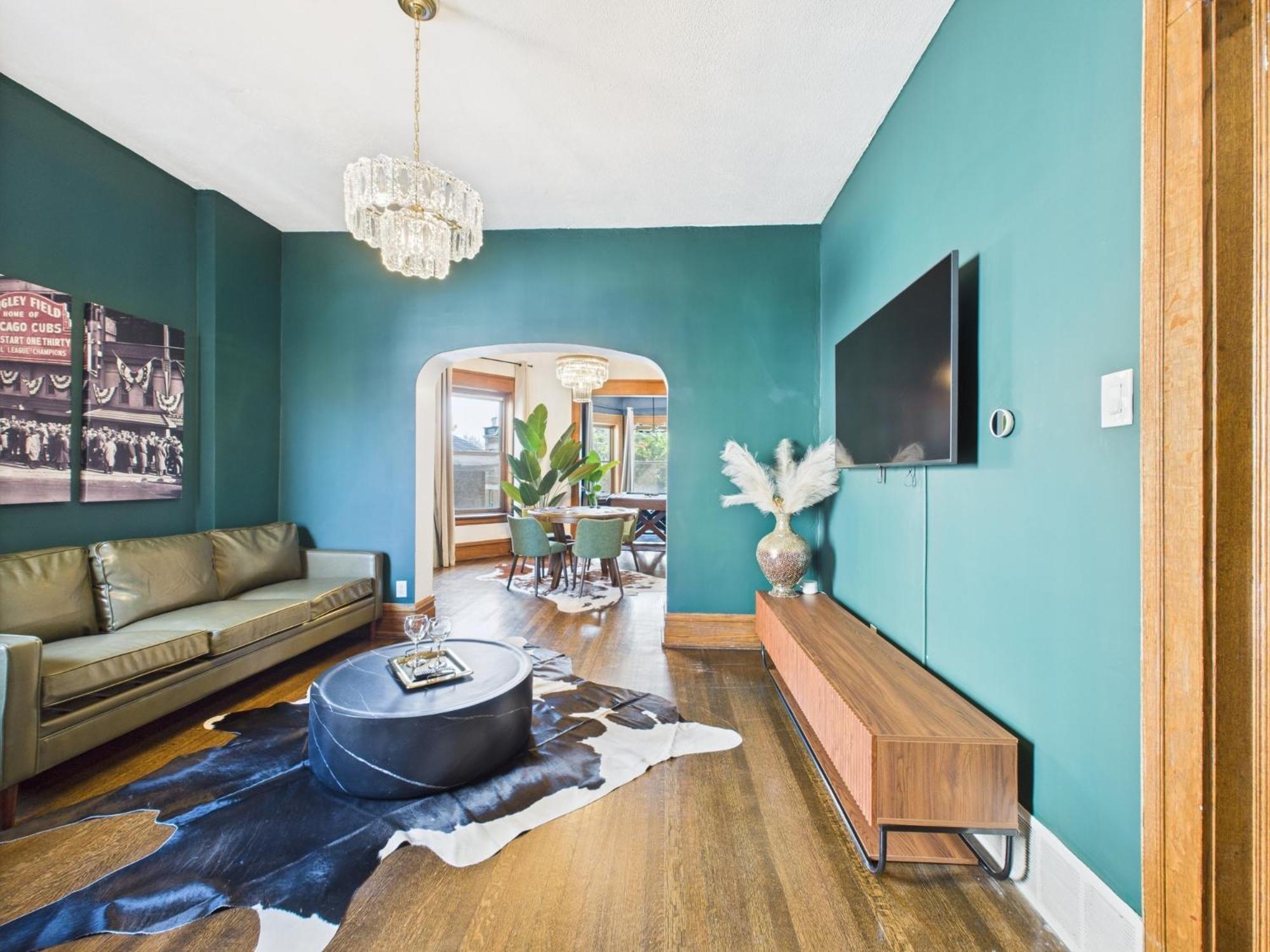 Wrigleyville Gem With Hidden Bar & Vintage Charm * Chicago