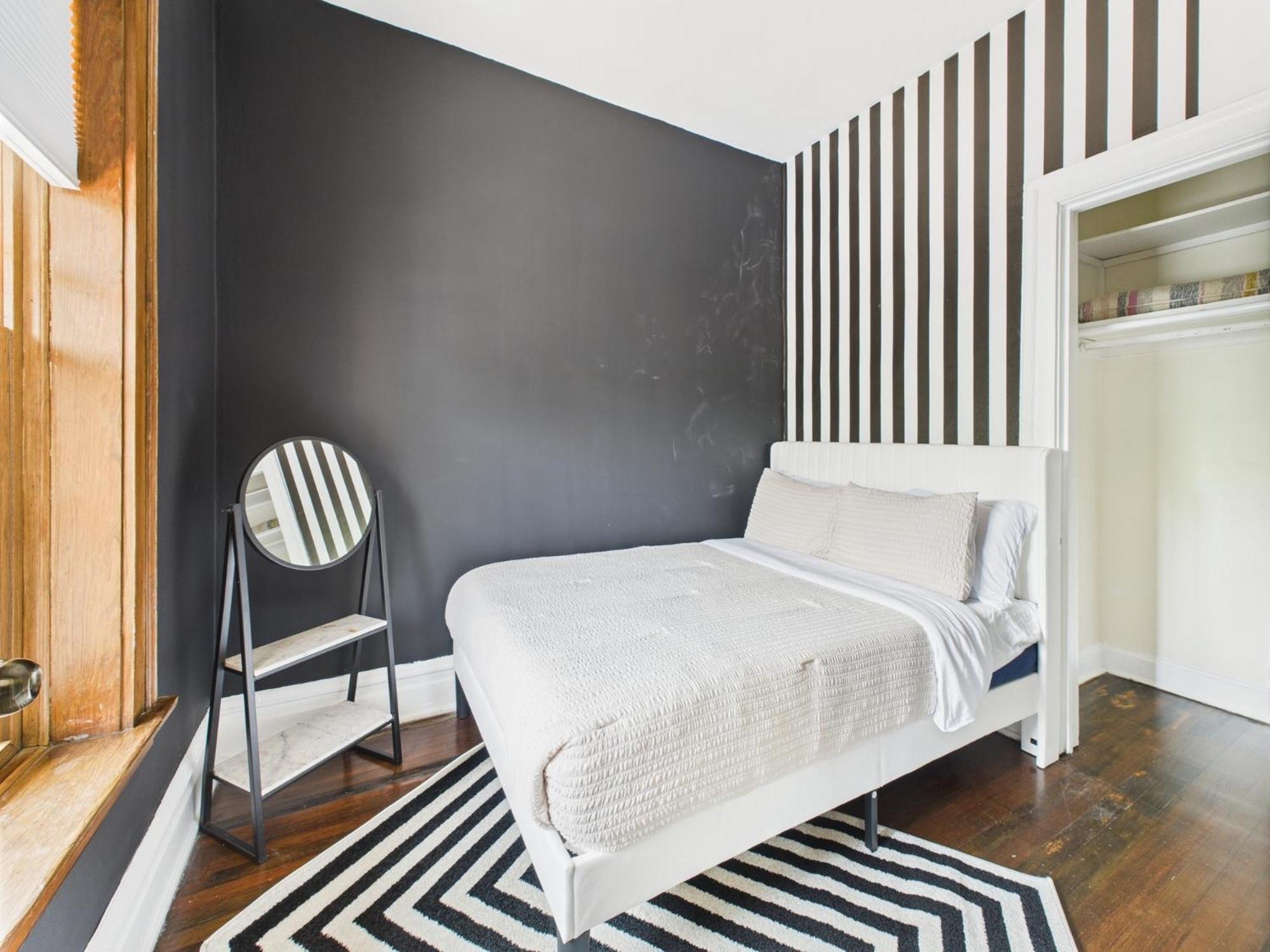 Apartment Wrigleyville Gem With Hidden Bar & Vintage Charm *