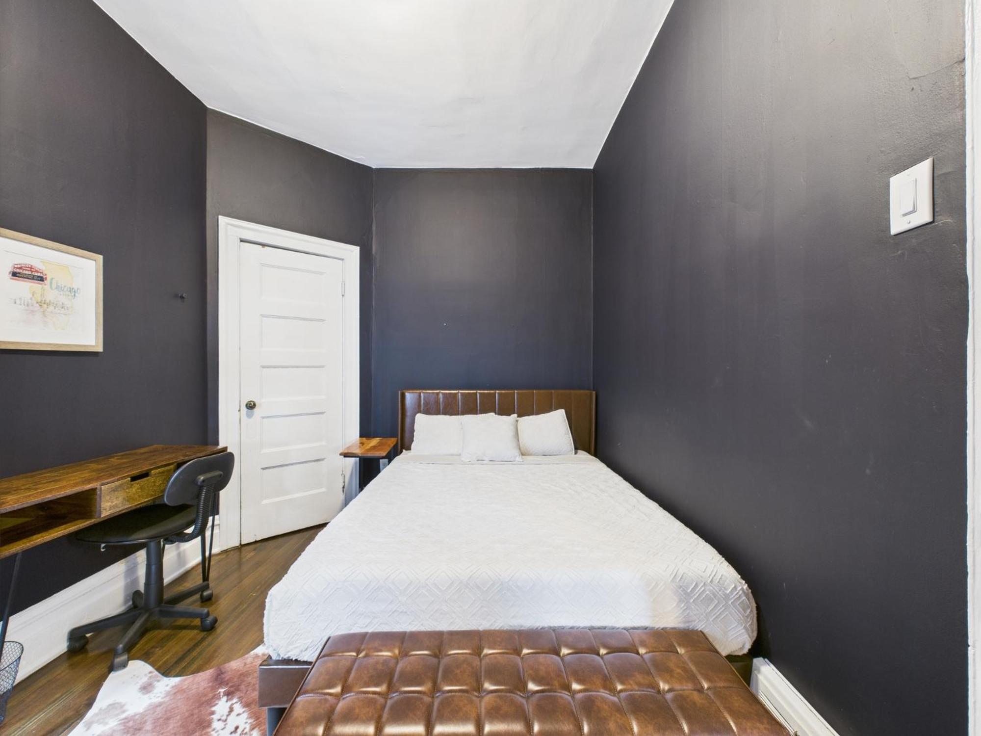 Apartment Wrigleyville Gem With Hidden Bar & Vintage Charm Chicago