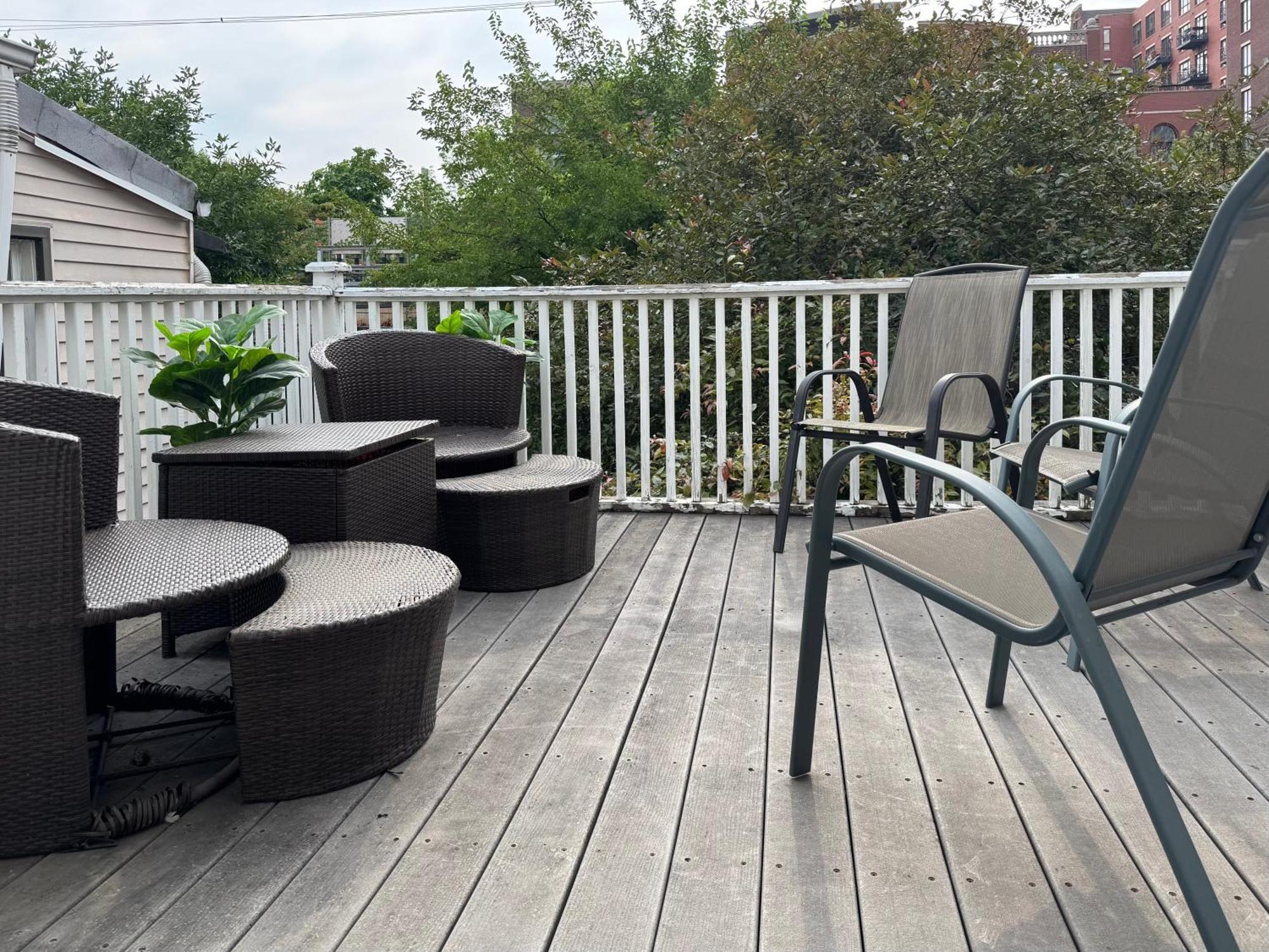 3 Bedroom Spacious In Ideal Location W Free Parking Back Yard Pets Welcome Holiday home Chicago