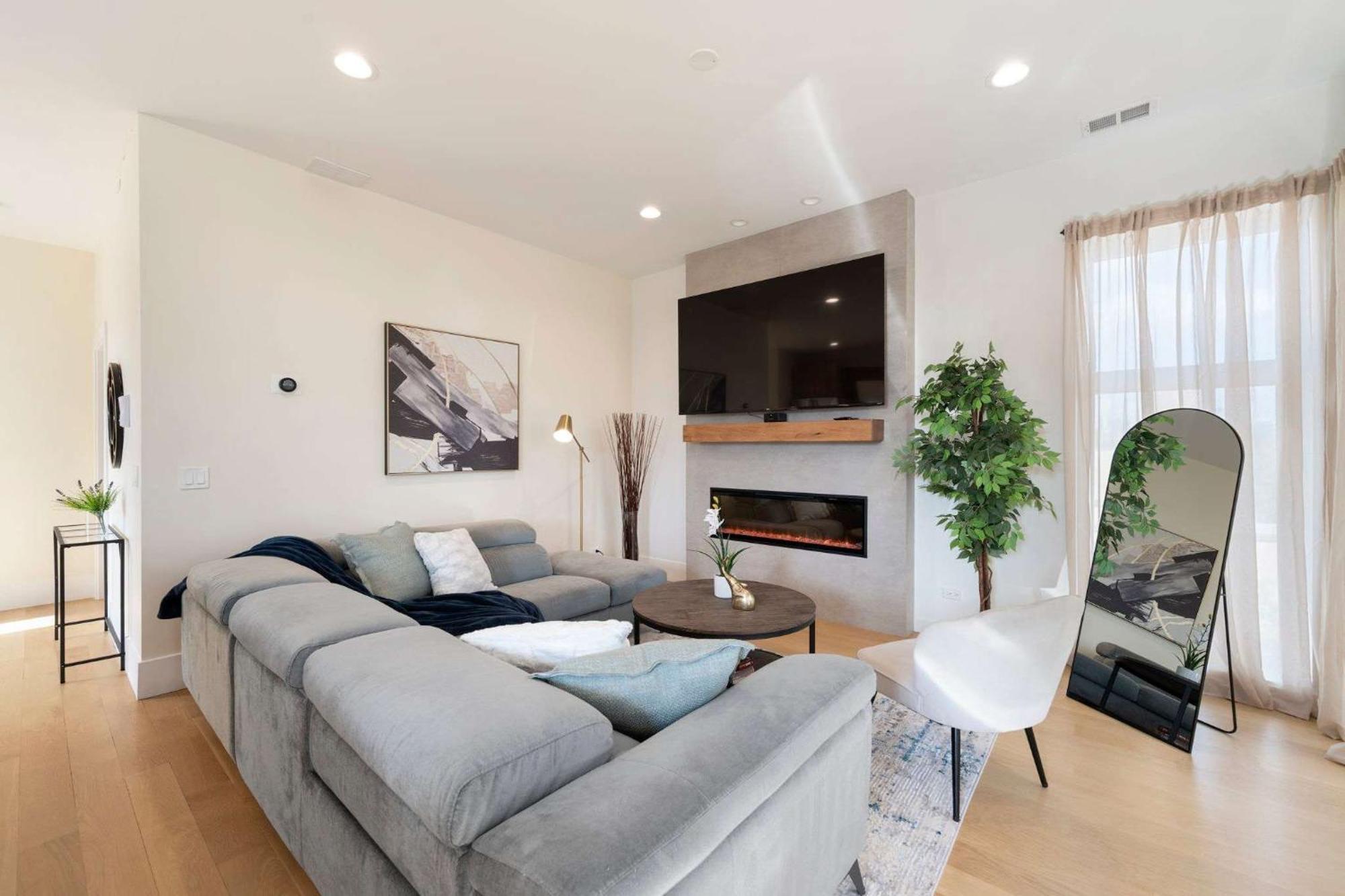 New 3bed 2bath With Parking By United Center *