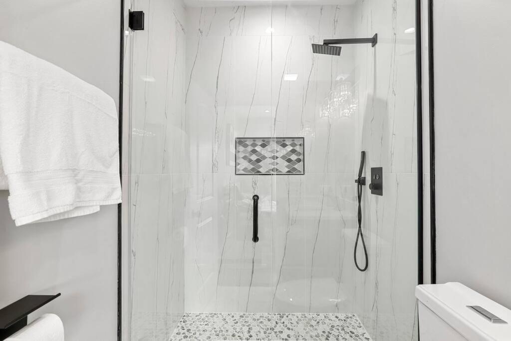 Luxhome 8 Mins Downtown Apartment *