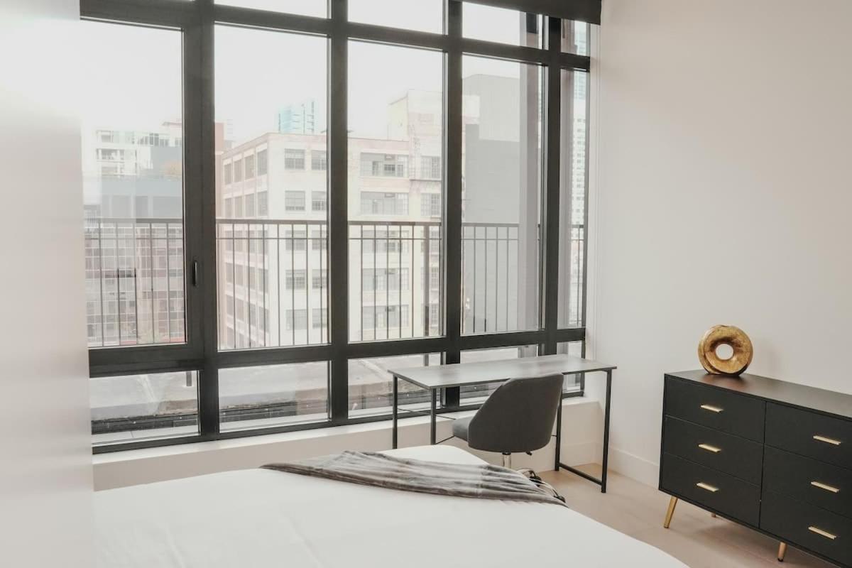 Apartment River North Private Balcony With In And Out Parking *