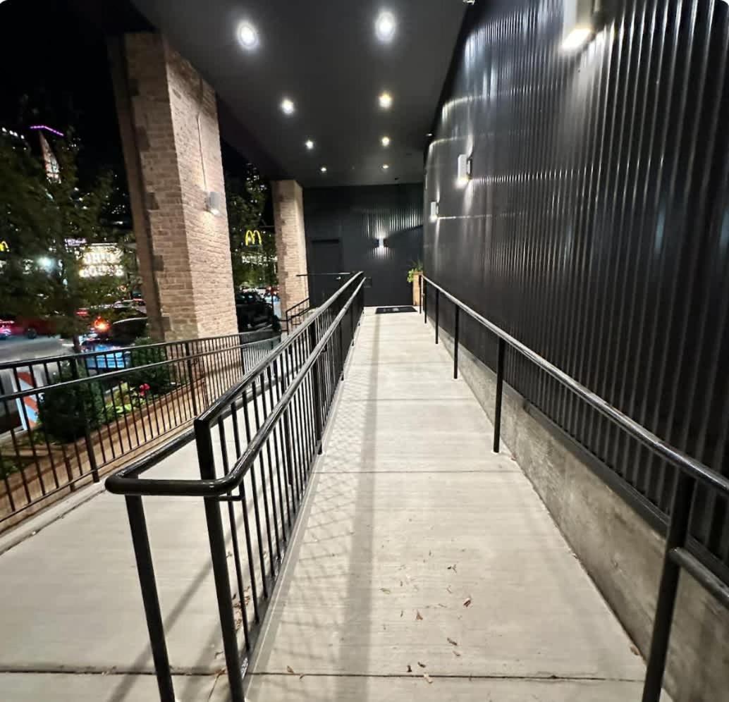 Apartment River North Private Balcony With In And Out Parking *