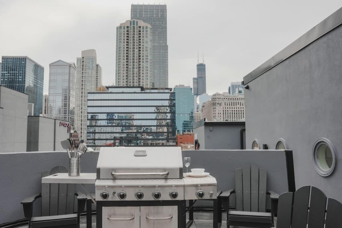 River North Private Balcony With In And Out Parking *