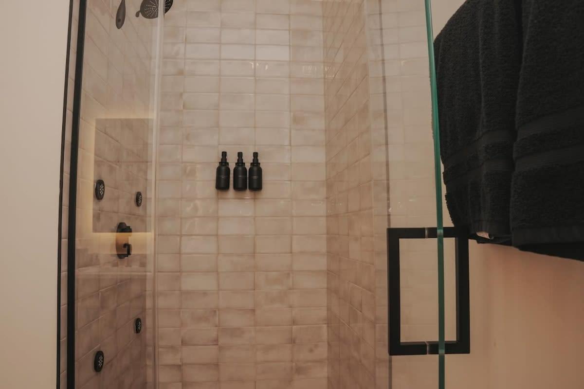Apartment River North Private Balcony With In And Out Parking *
