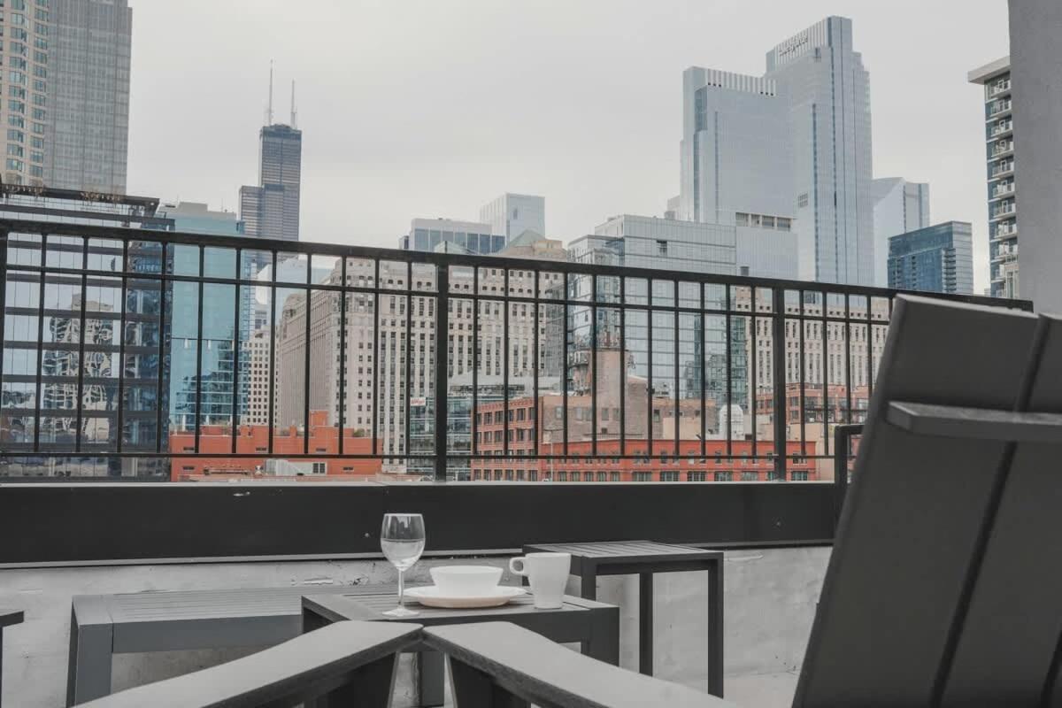 Apartment River North Private Balcony With In And Out Parking