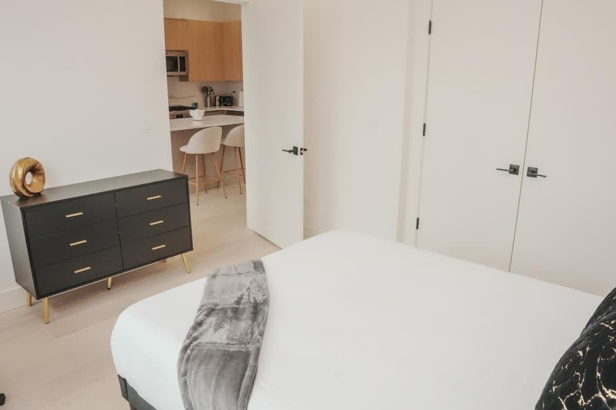 River North Private Balcony With In And Out Parking Apartment *