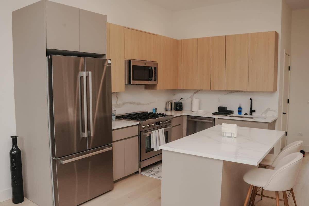 Apartment River North Private Balcony With In And Out Parking *