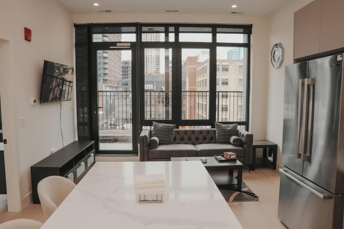 Apartment River North Private Balcony With In And Out Parking Chicago