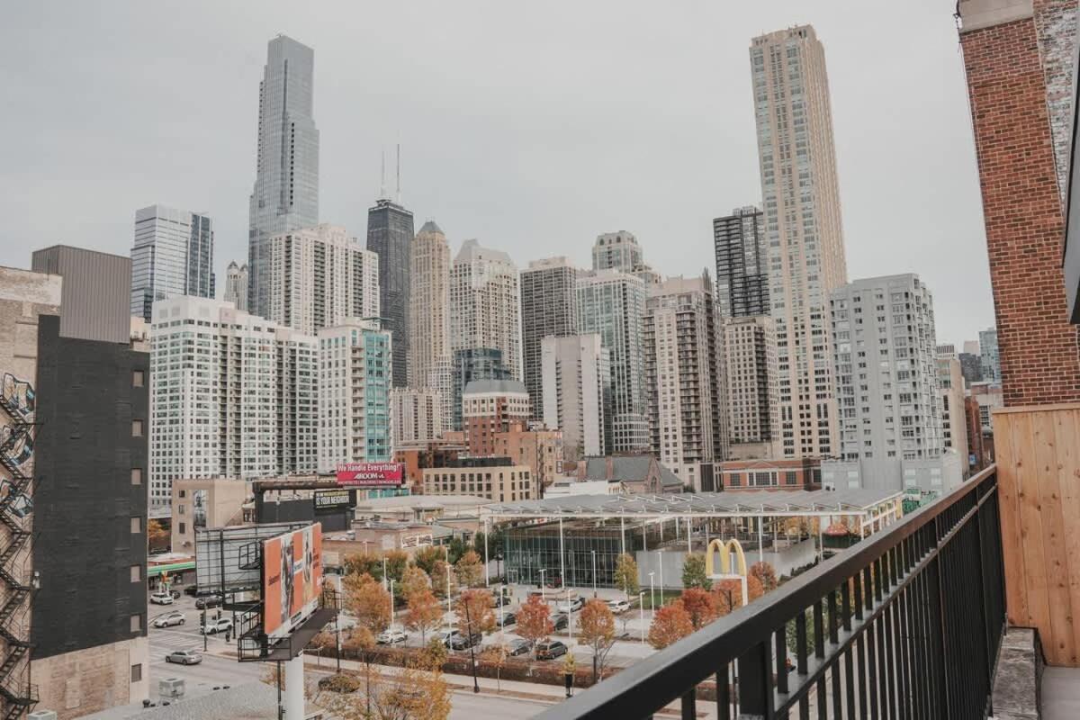 River North Private Balcony With In And Out Parking *