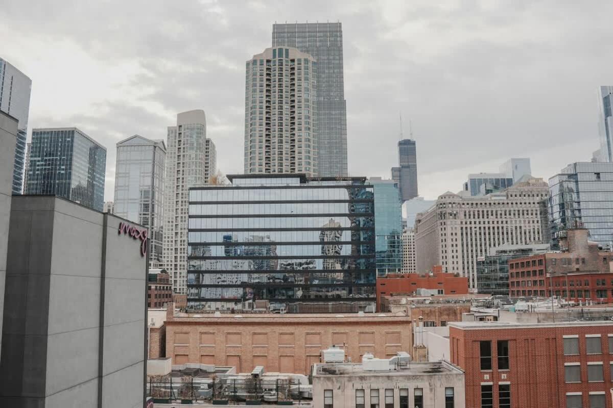 Apartment River North Private Balcony With In And Out Parking
