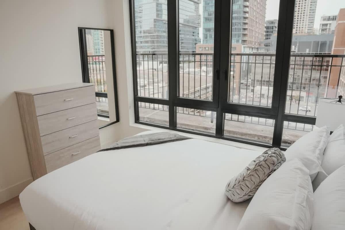 Apartment River North Private Balcony With In And Out Parking *