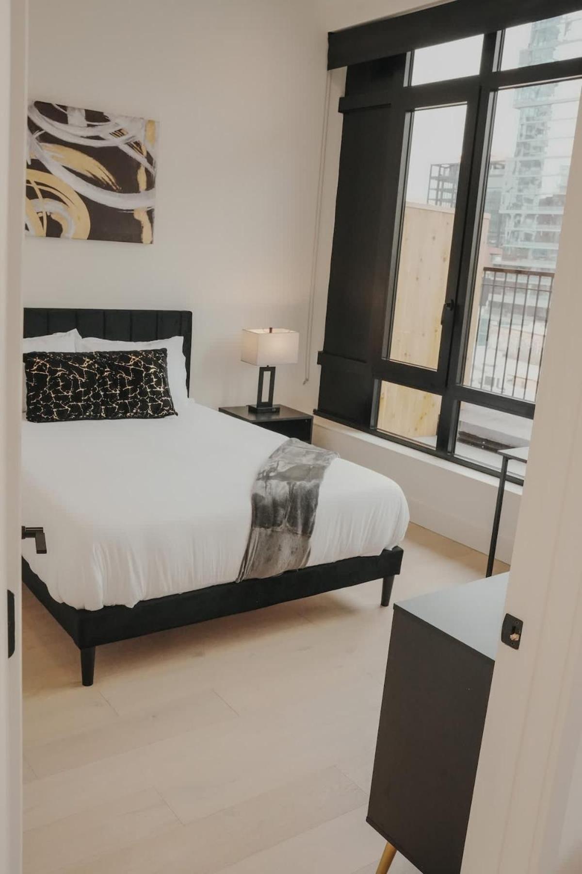 Apartment River North Private Balcony With In And Out Parking Chicago