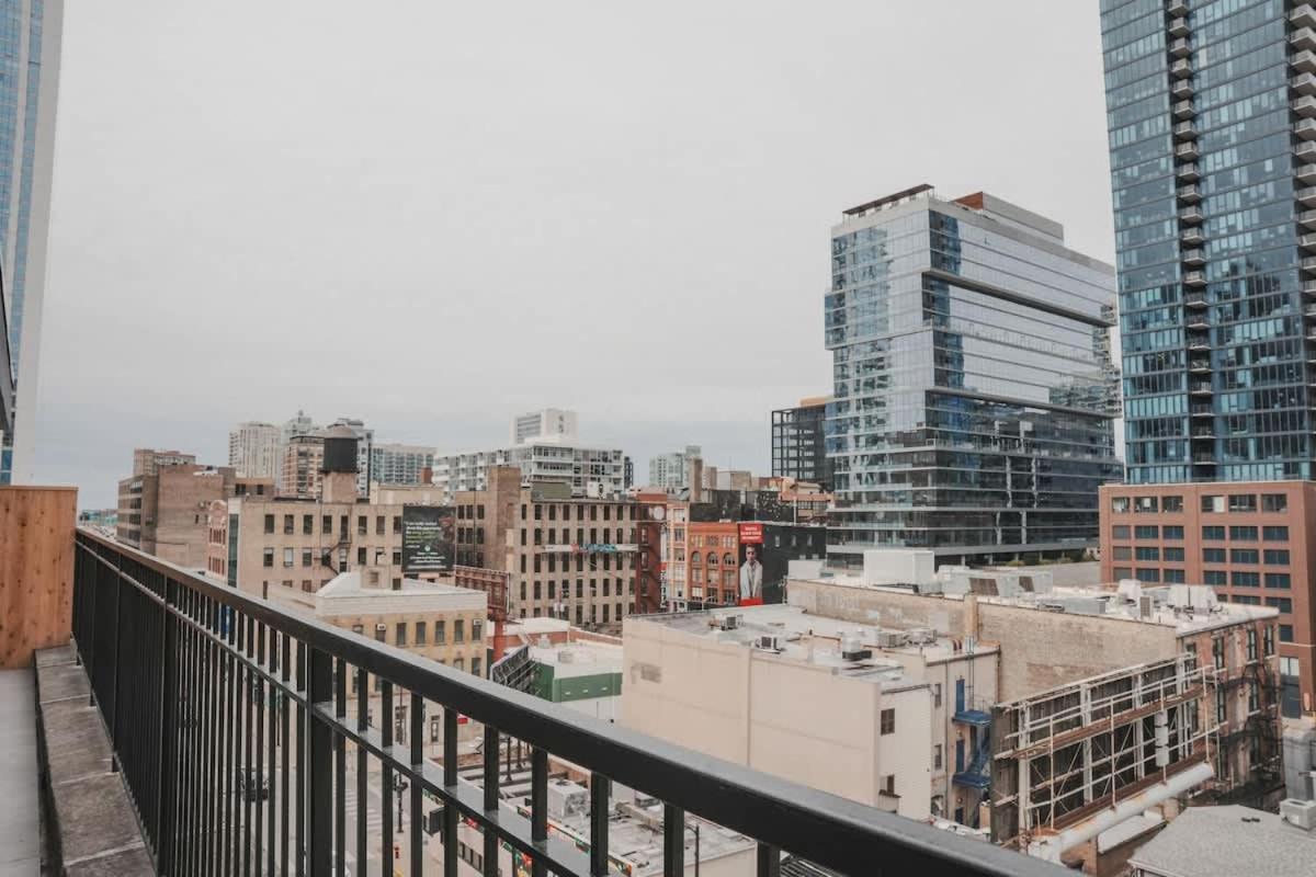 Apartment River North Private Balcony With In And Out Parking *