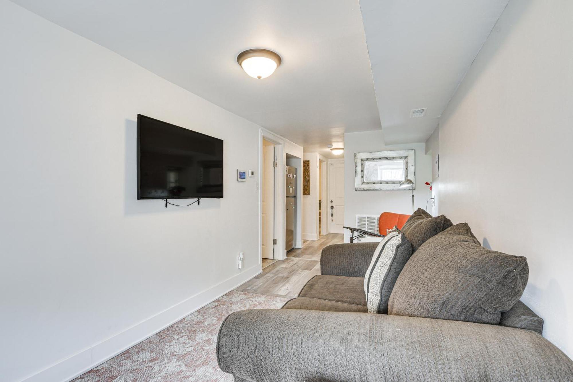 Less Than 2 Mi To Uchicago Pet-friendly Getaway With Yard Chicago