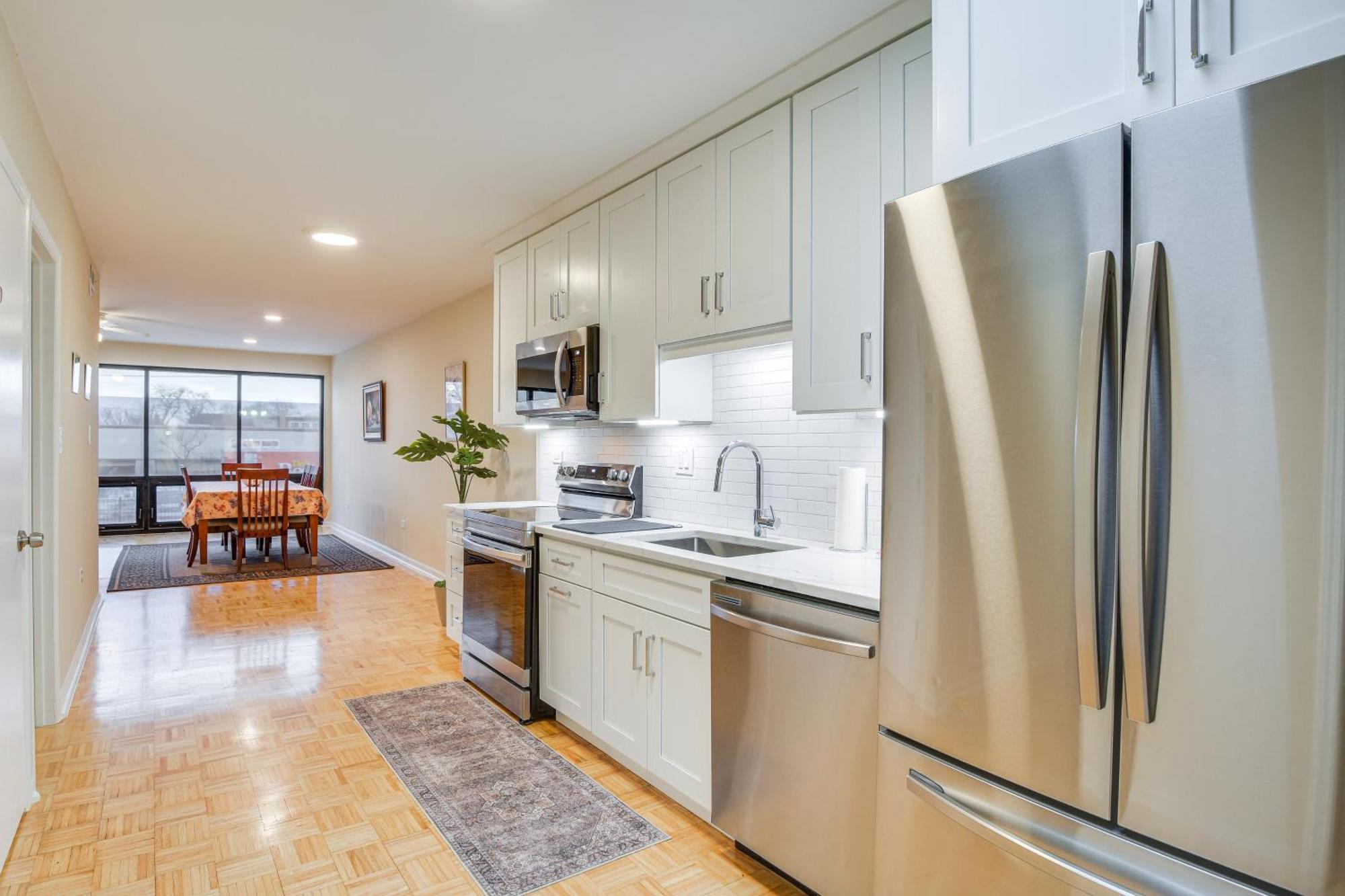 Apartment Steps To Shops And Eats In Portage Park! *