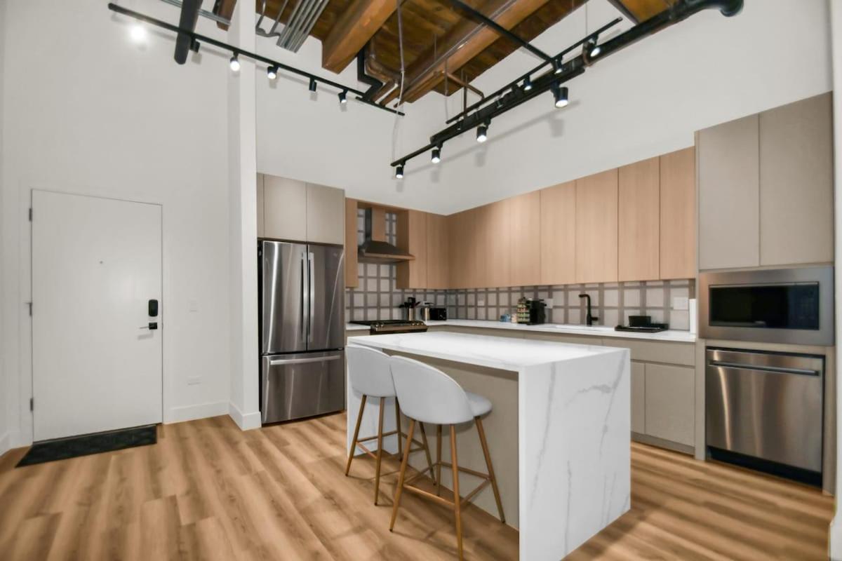 Apartment River North Rooftop With In And Out Parking 3 *