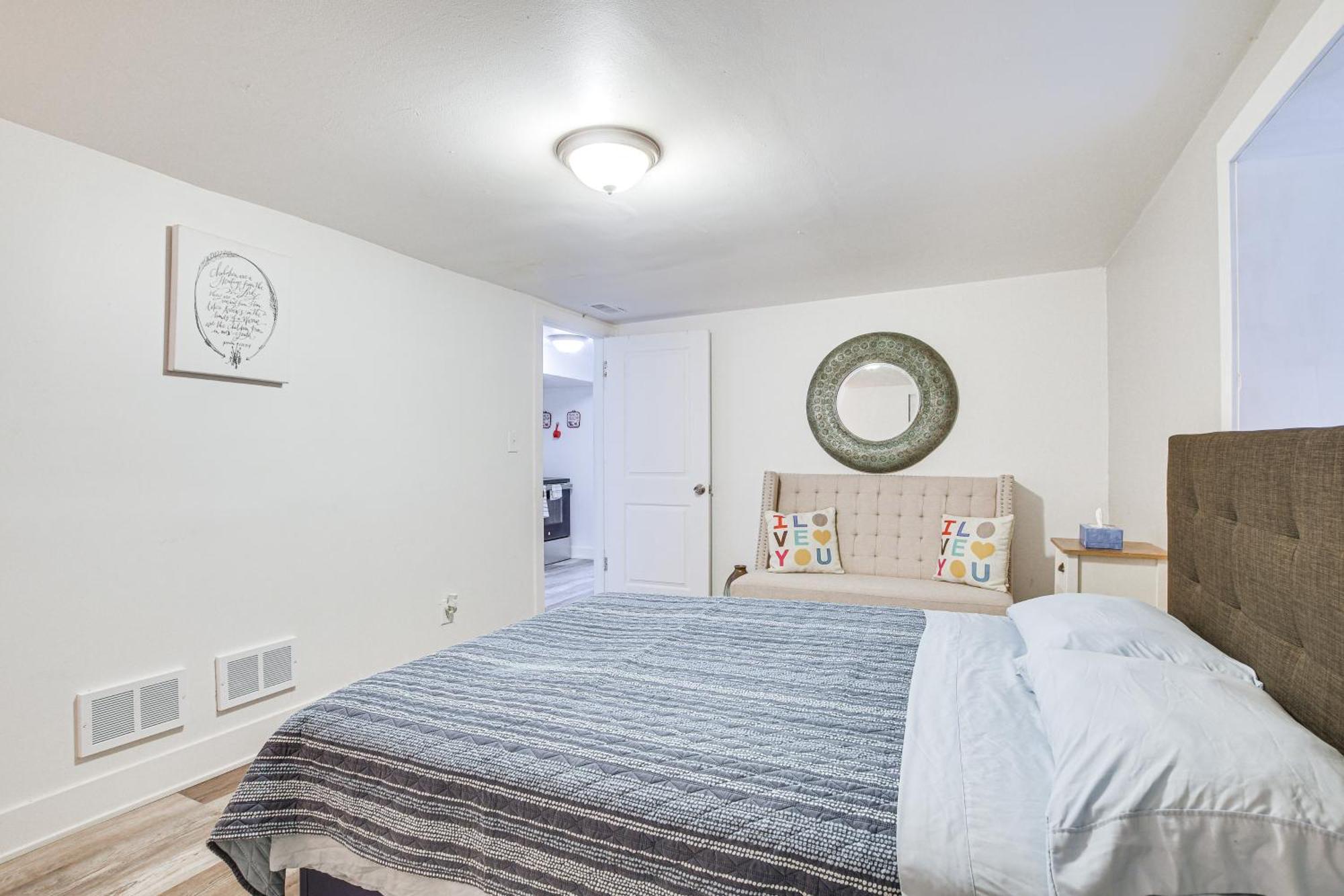 Less Than 2 Mi To Uchicago Pet-friendly Getaway With Yard