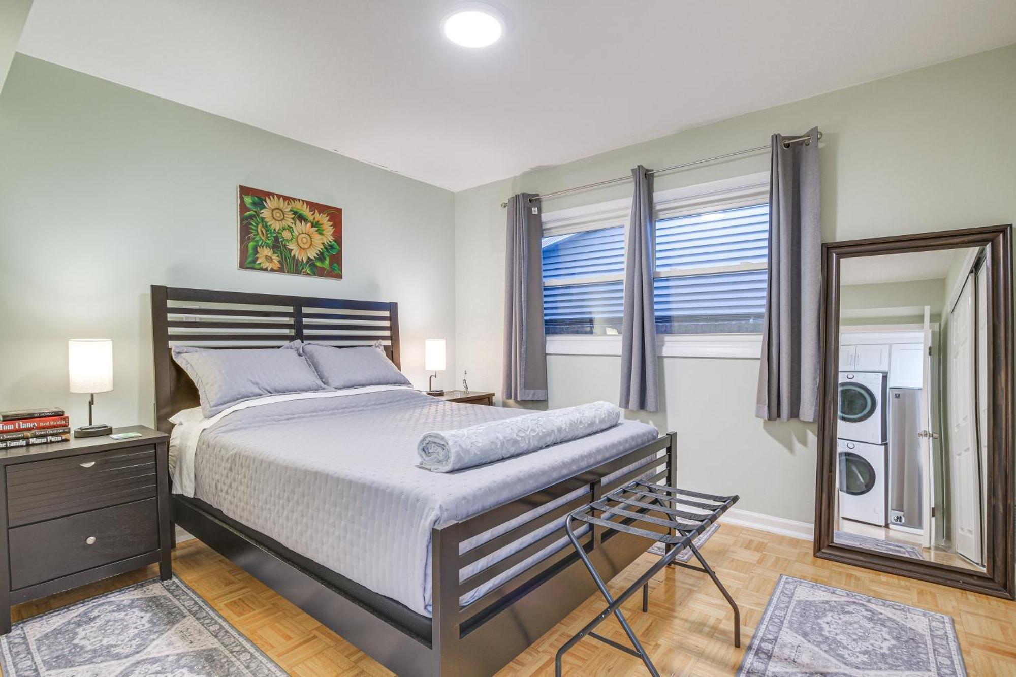 Steps To Shops And Eats In Portage Park! Apartment