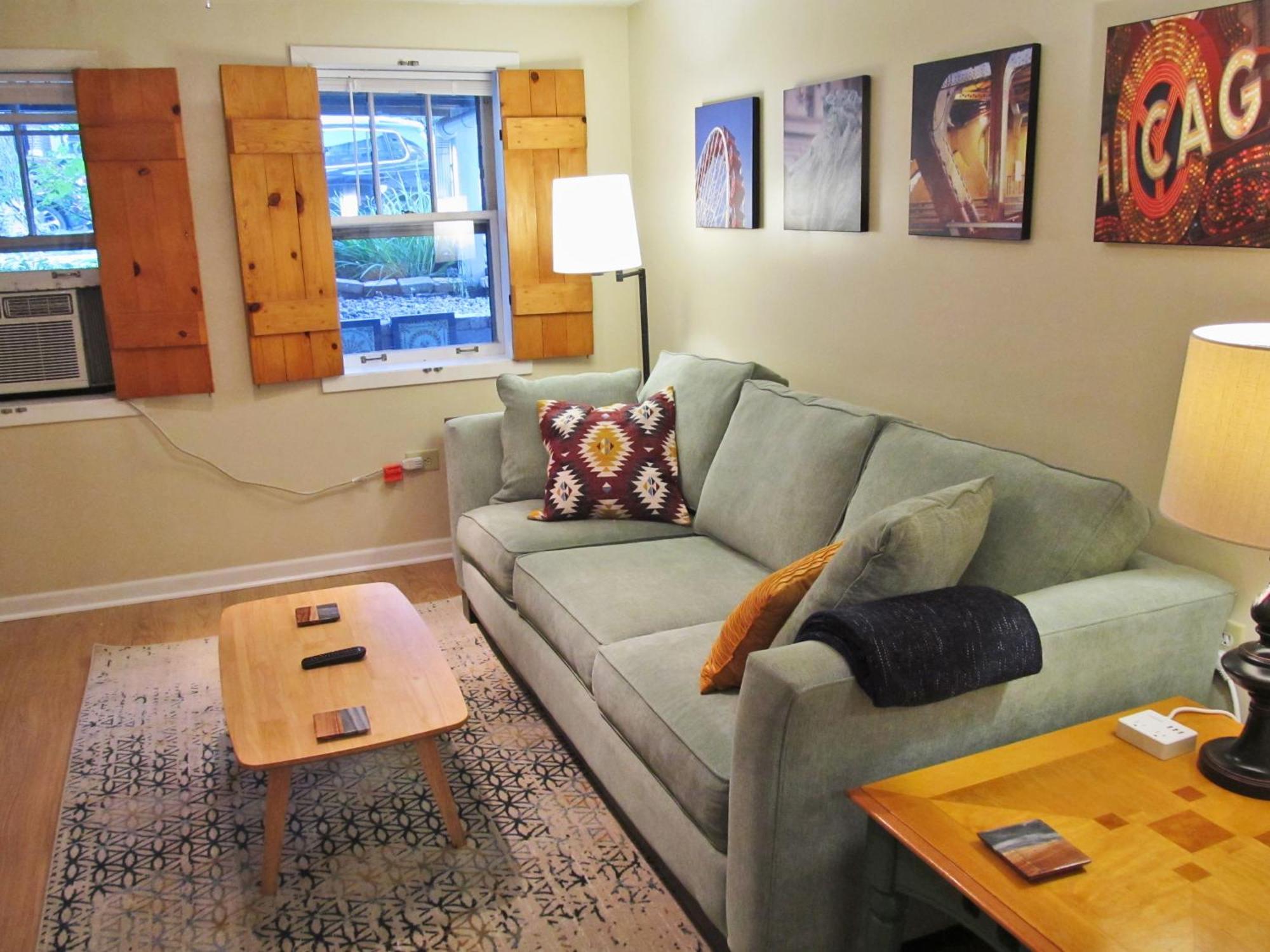 Cozy Vintage Near Downtown Apartment