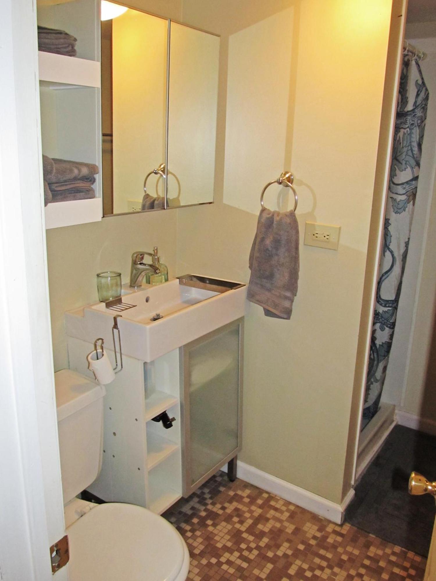 Cozy Vintage Near Downtown Apartment