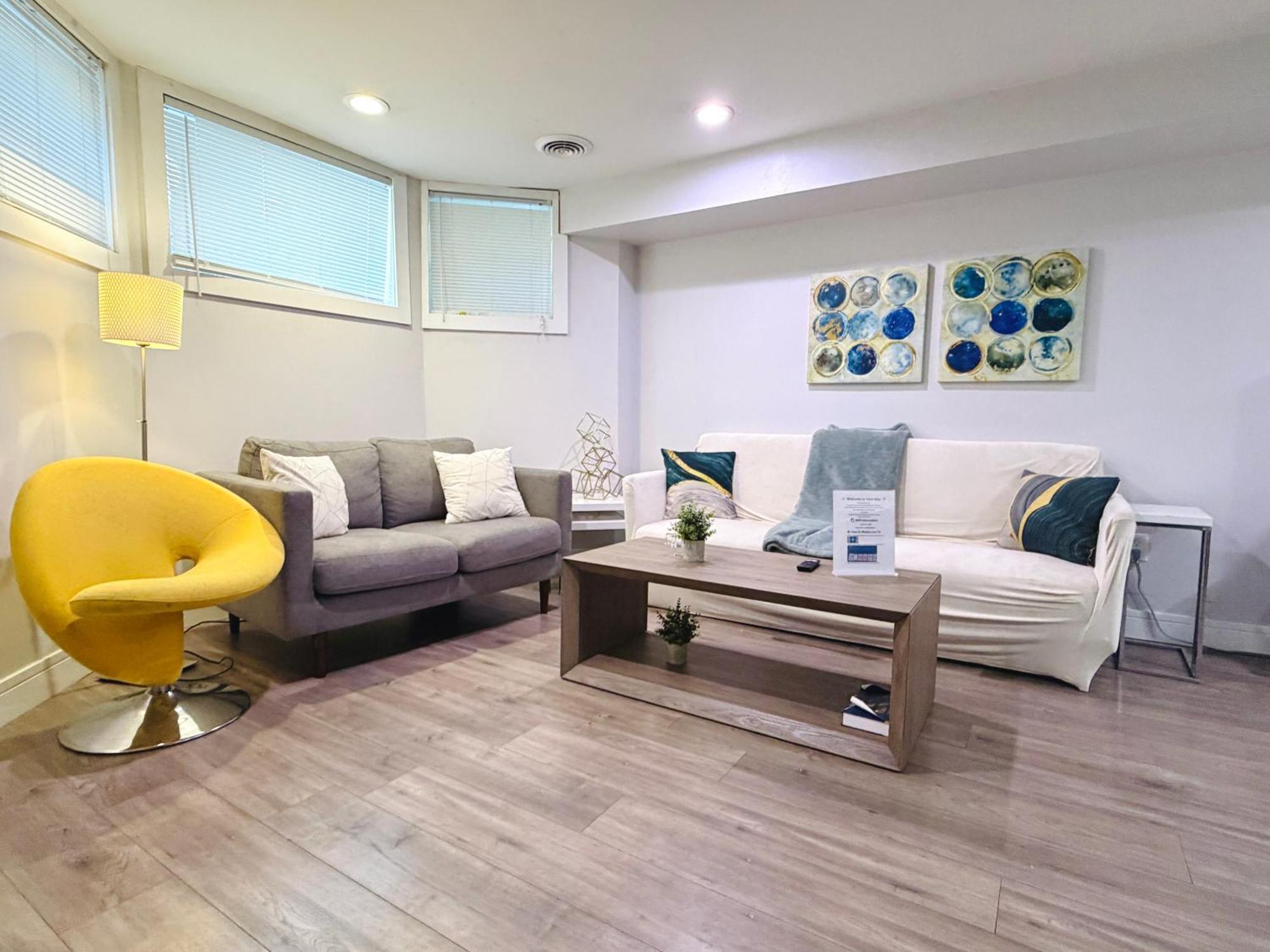 Prime Location! - 1min Walk To Wrigley Field - Modern 2br Apts Right Next To Wrigley Field & Transit!