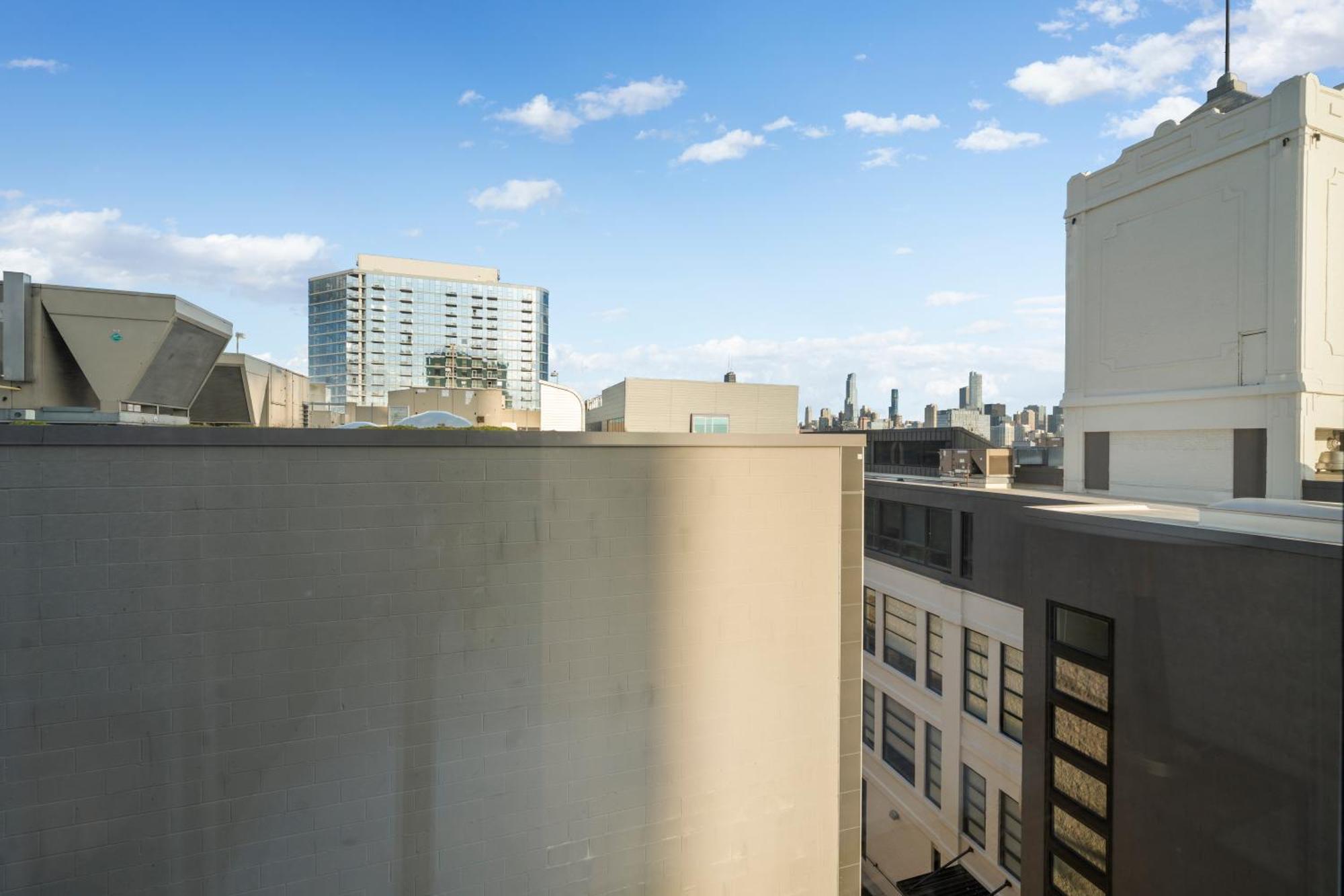 Group-ready 3br Sleek Design & Great Location Hotel