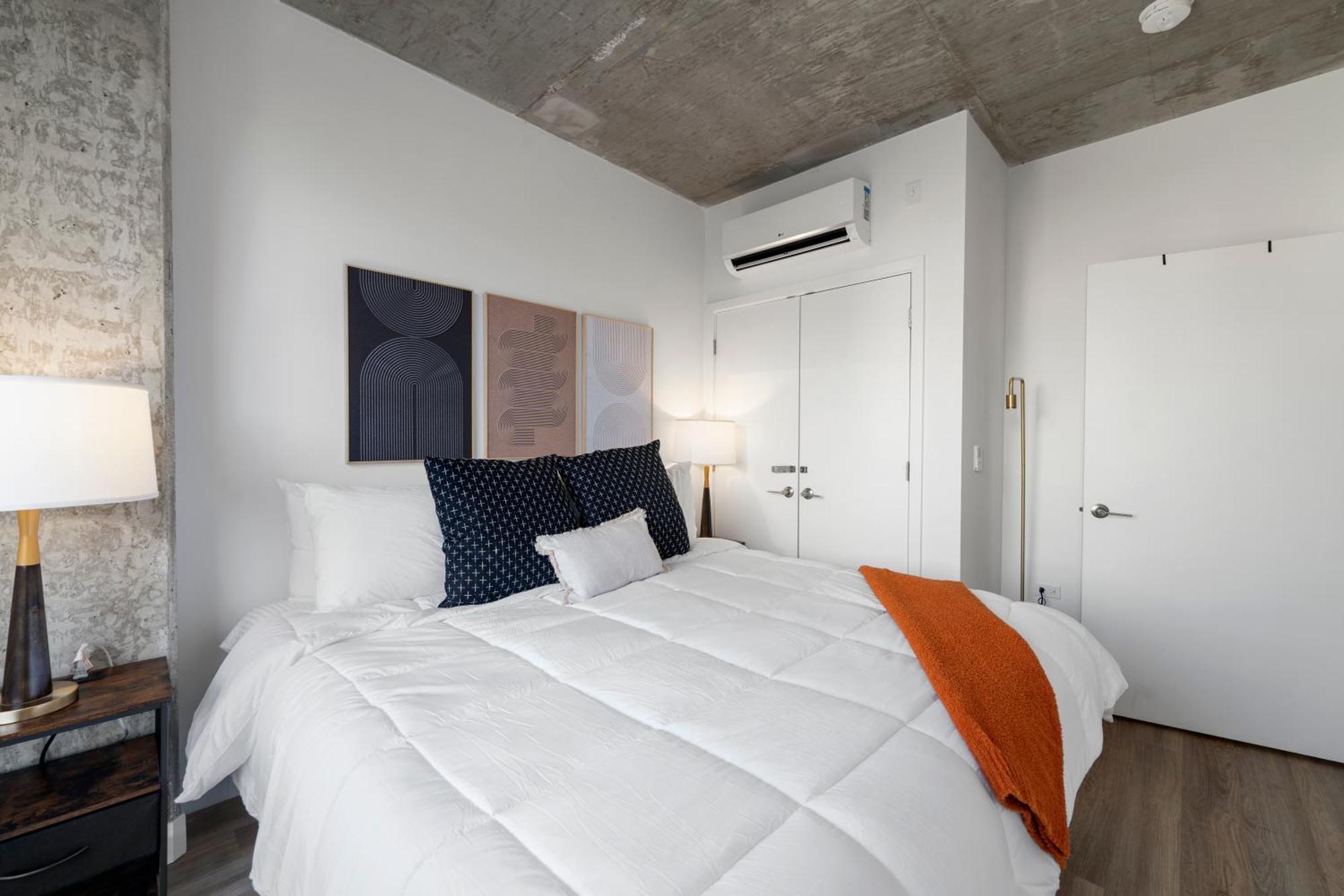 Group-ready 3br Sleek Design & Great Location Hotel *