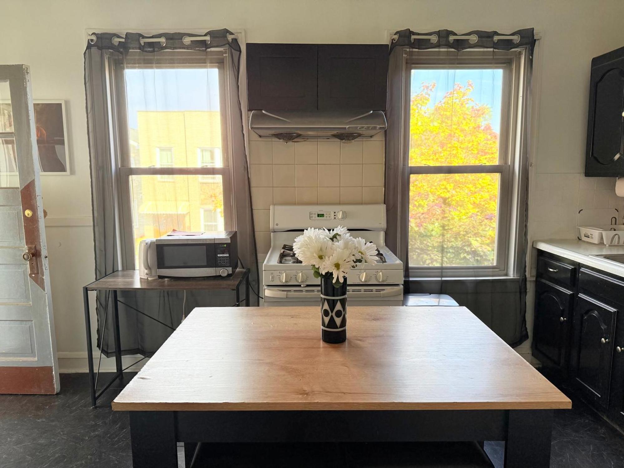 Free Parking! Private Rooftop! 3bd Near Downtown!