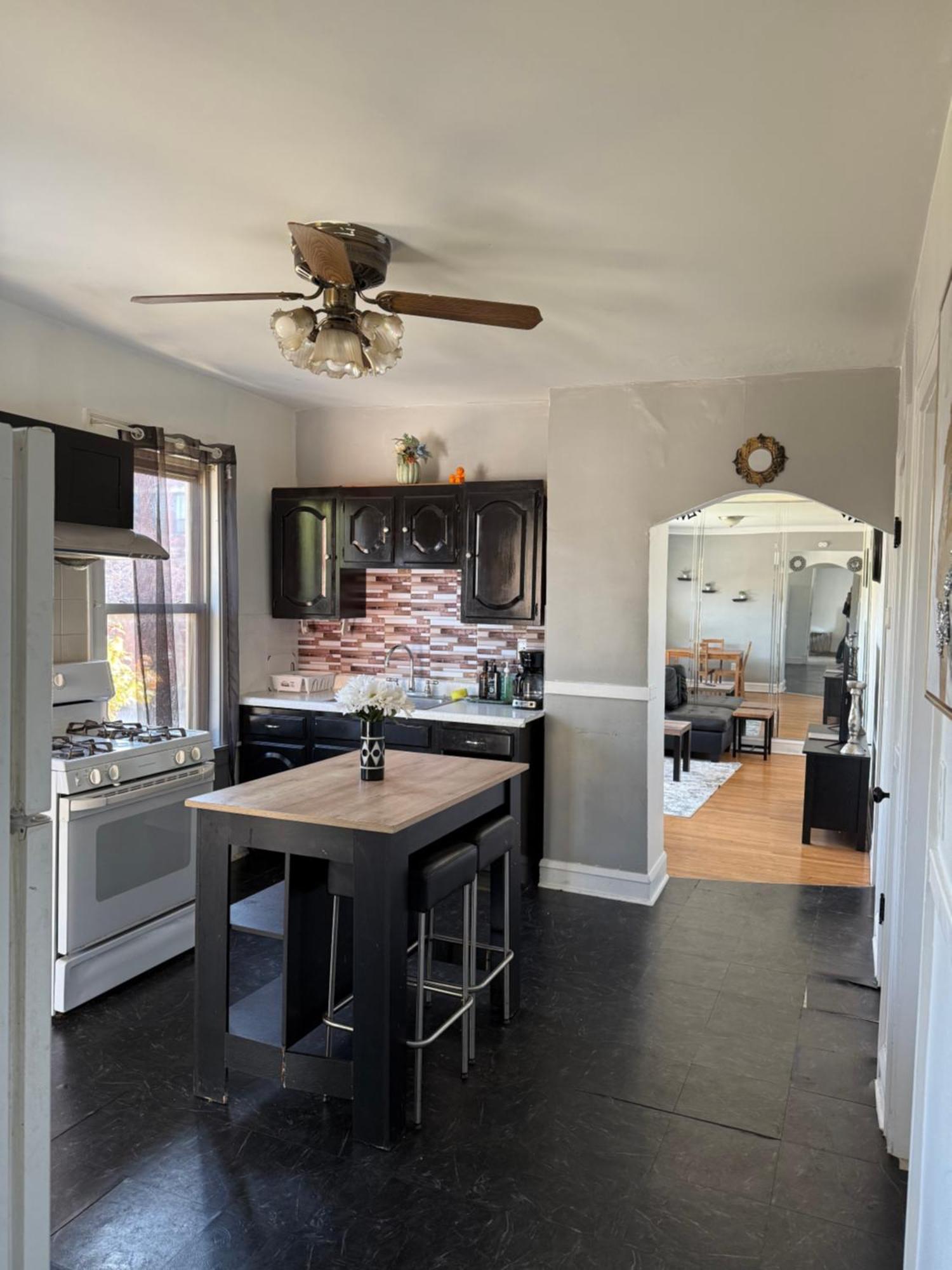 Free Parking! Private Rooftop! 3bd Near Downtown! Apartment