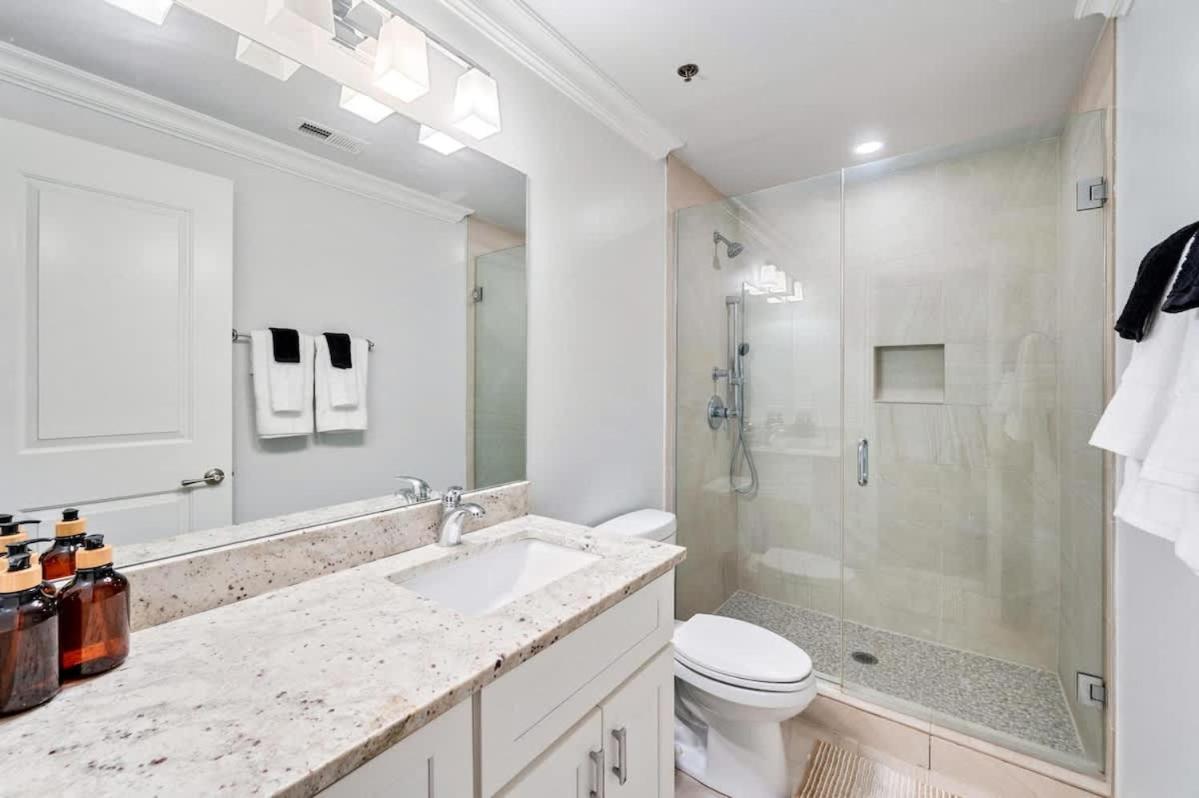 Gym Garage Parking Balcony Sleeps 4 Apartment Chicago